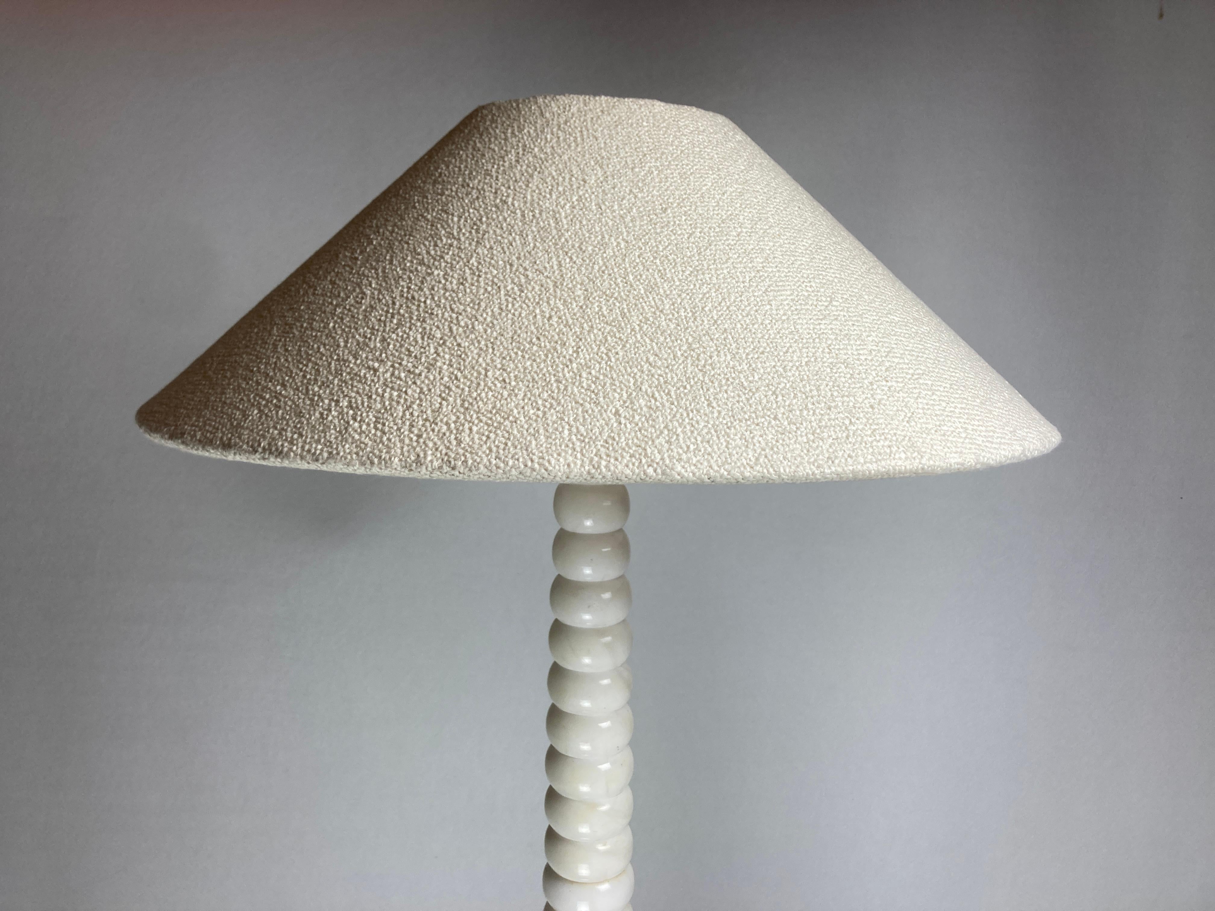 Francese Lampada da terra francese di metà secolo in alabastro con paralume bouclé, anni '50 in vendita