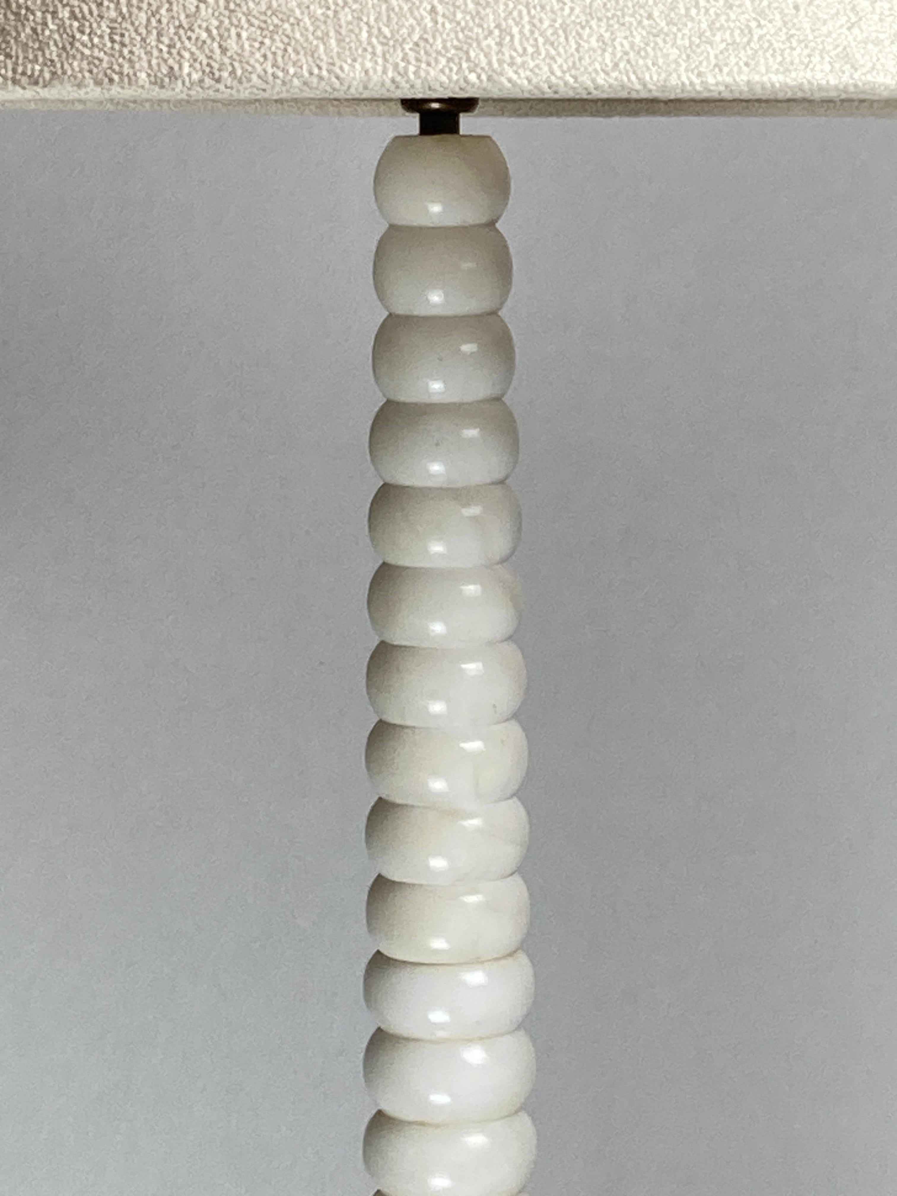 Lampada da terra francese di metà secolo in alabastro con paralume bouclé, anni '50 In condizioni buone in vendita a Zaandam, NL