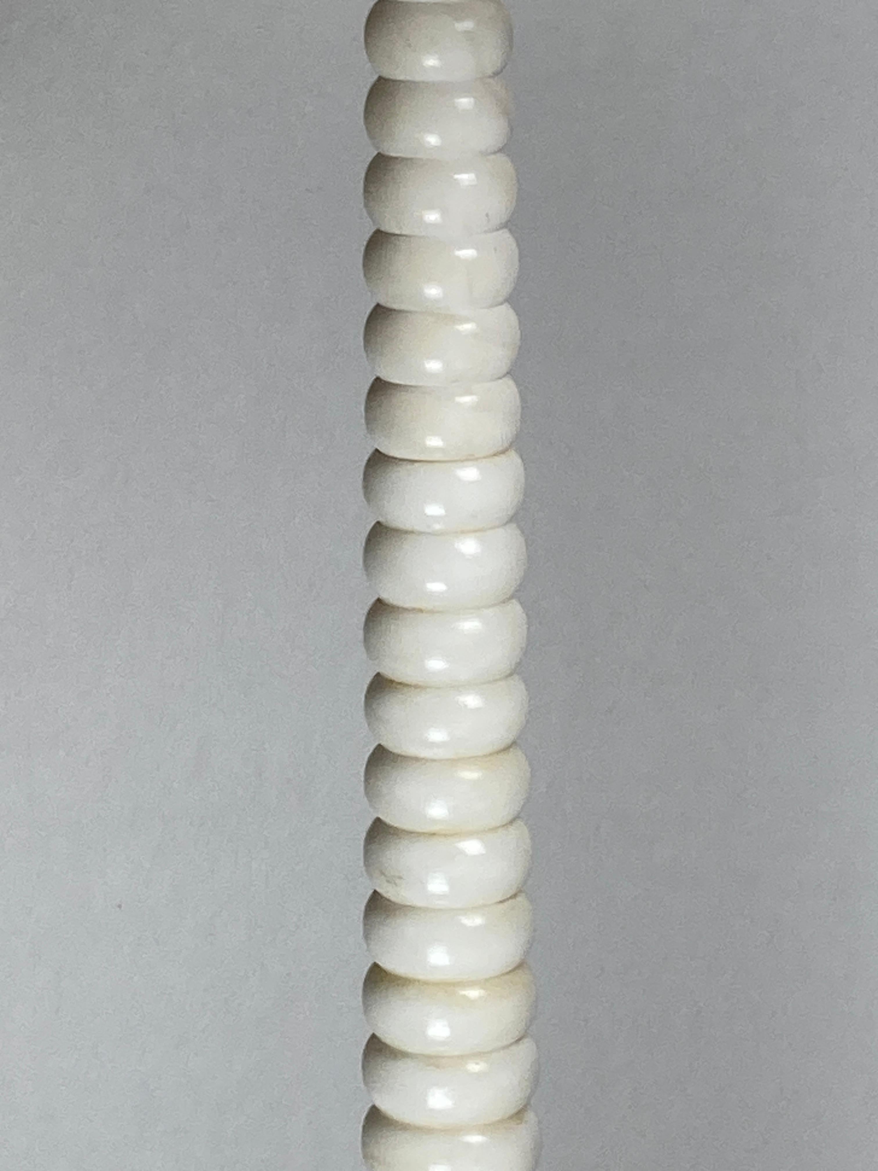 Metà XX secolo Lampada da terra francese di metà secolo in alabastro con paralume bouclé, anni '50 in vendita