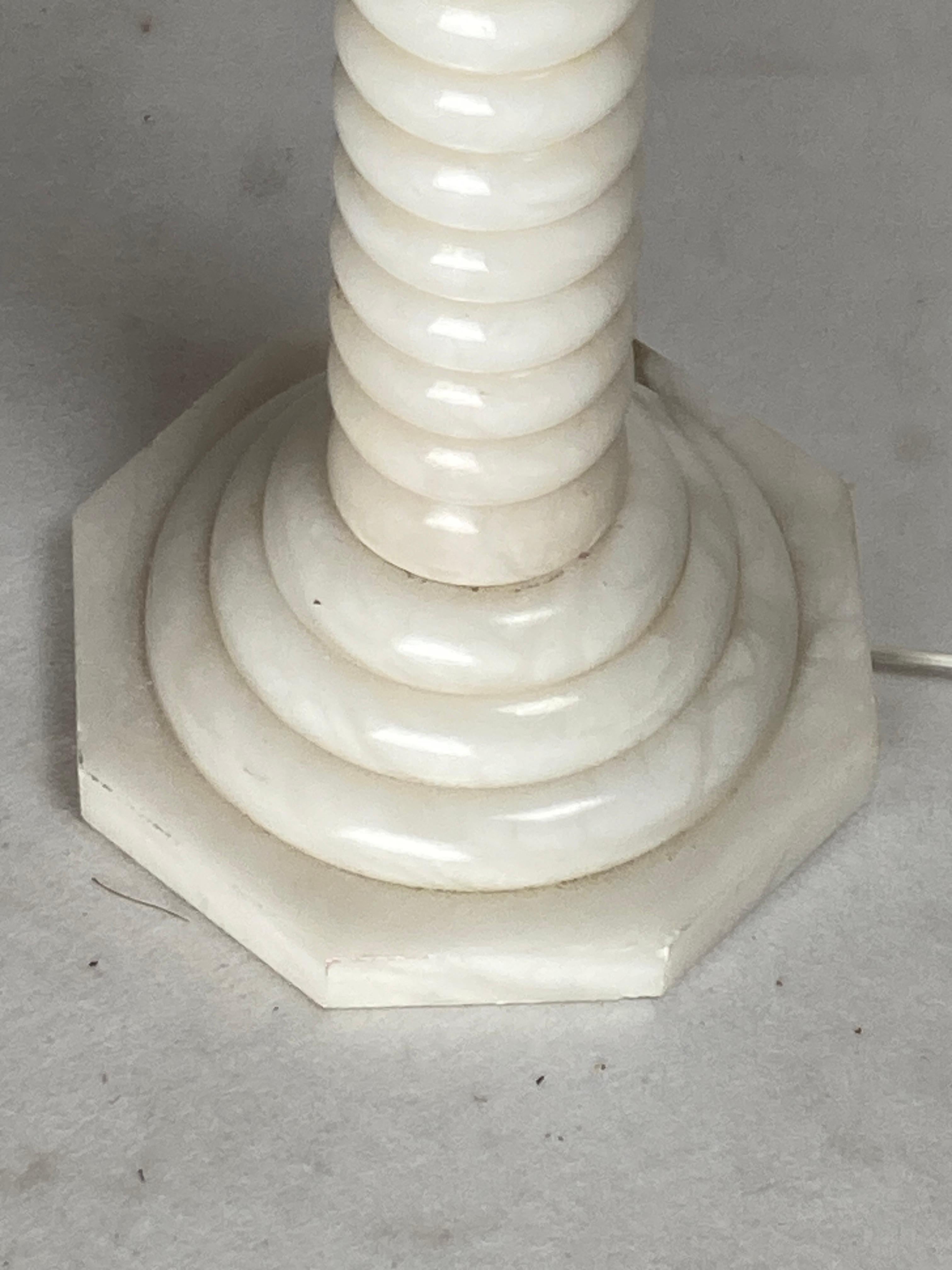 Bronzo Lampada da terra francese di metà secolo in alabastro con paralume bouclé, anni '50 in vendita