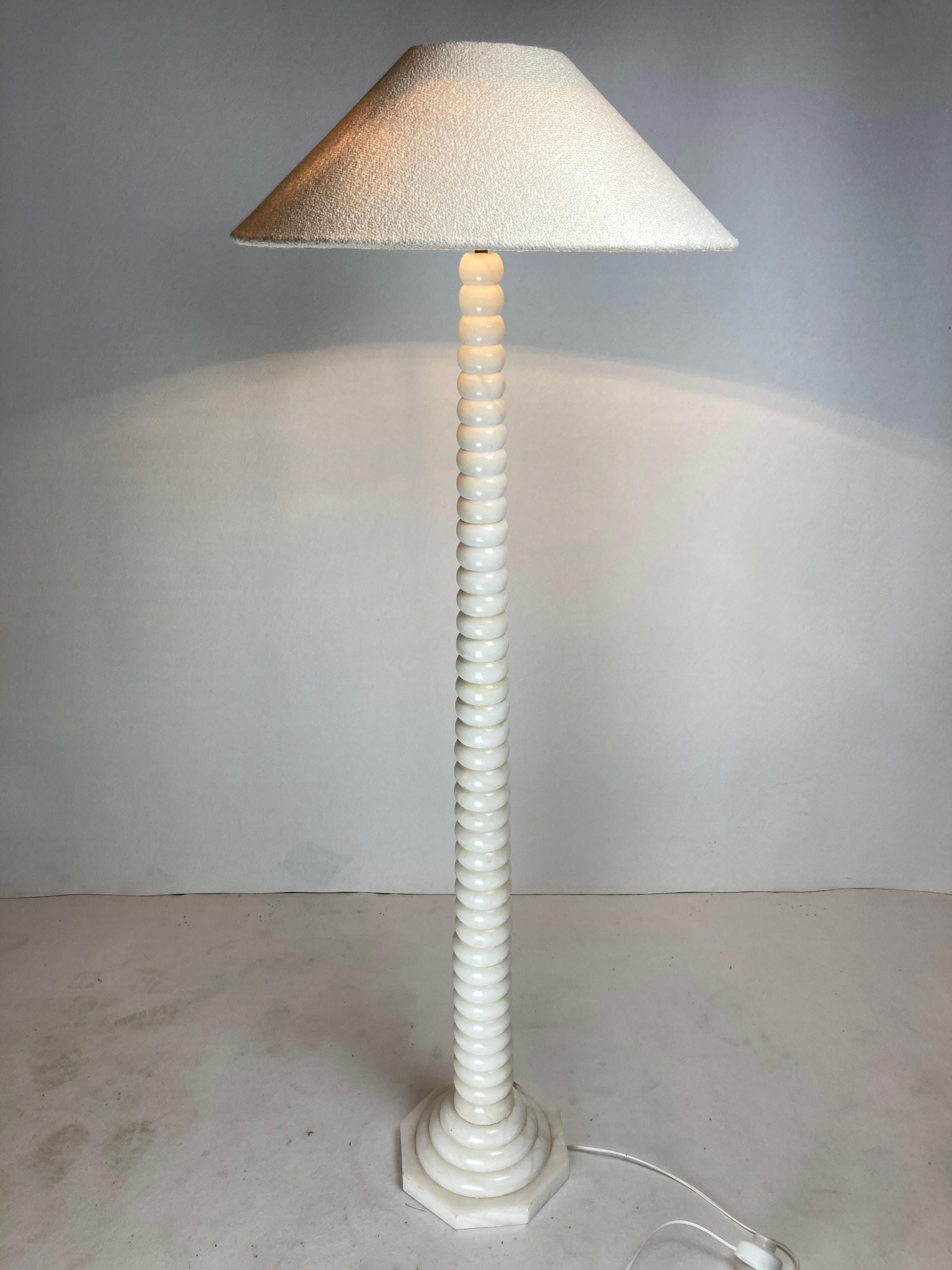 Lampada da terra francese di metà secolo in alabastro con paralume bouclé, anni '50 in vendita 1