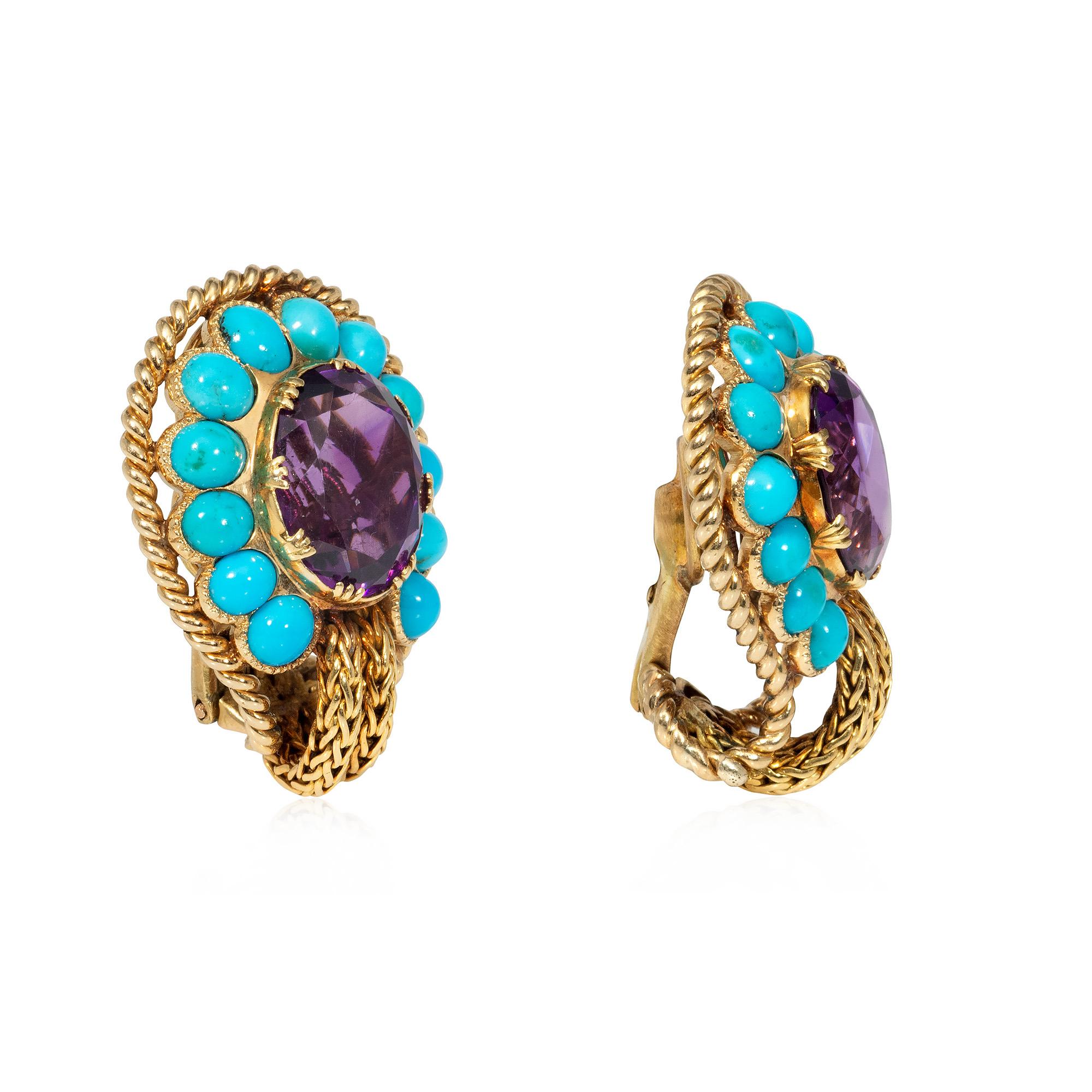 Un paio di orecchini in ametista, turchese e oro di metà secolo, con ametiste al centro e turchesi cabochon e bordi in oro a spirale, con chiusura a clip, in 18 carati. Francia.

* Spedizione gratuita
* Include una lettera di autenticità a fini