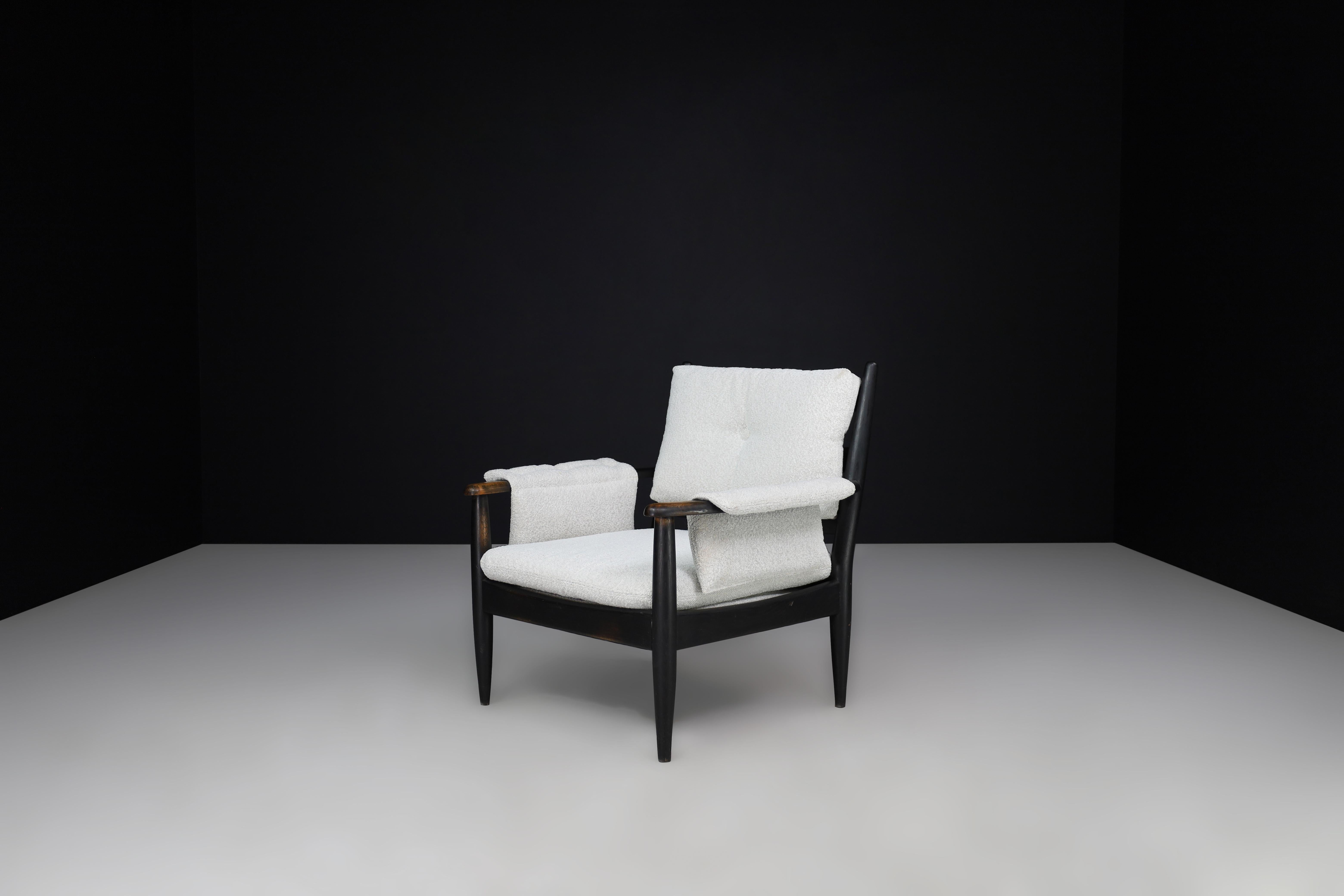 Mid-Century French Armchair in Patinated Oak and Bouclé Upholstery, 1960s

This elegant mid-century French armchair, dating from the 1960s, features a striking solid oak frame with a deep patinated finish that emphasizes its sculptural silhouette.