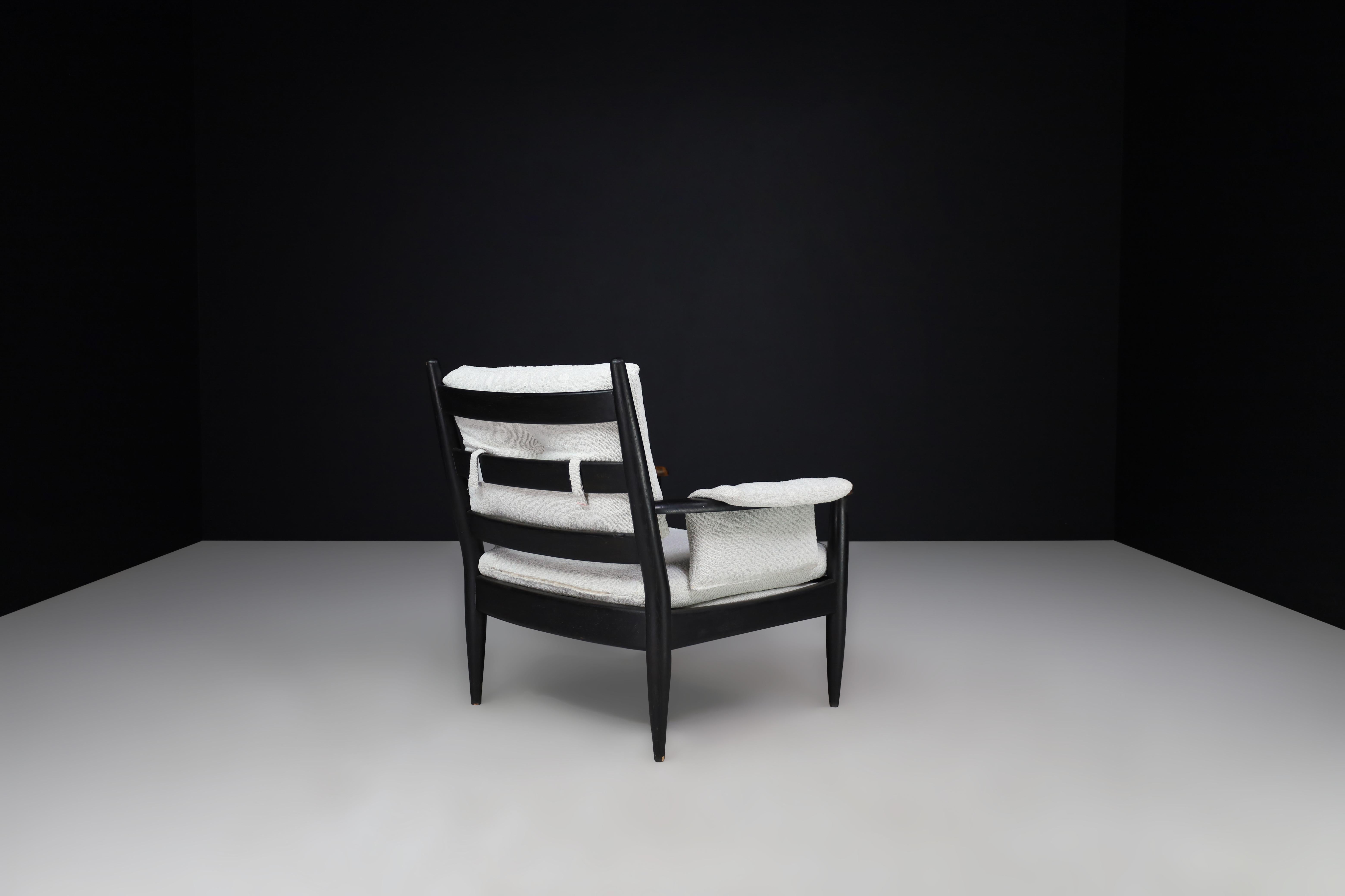 Mid-Century French Armchair in Patinated Oak and Bouclé Upholstery, 1960s In Good Condition For Sale In Almelo, NL