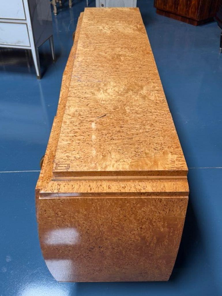 Realizzata con un occhio al design senza tempo, questa credenza in olmo in stile Art Deco francese del Mid Century incarna l'eleganza di un'epoca passata. Questo elegante mobile aggiunge un tocco di raffinatezza che lo rende perfetto per qualsiasi