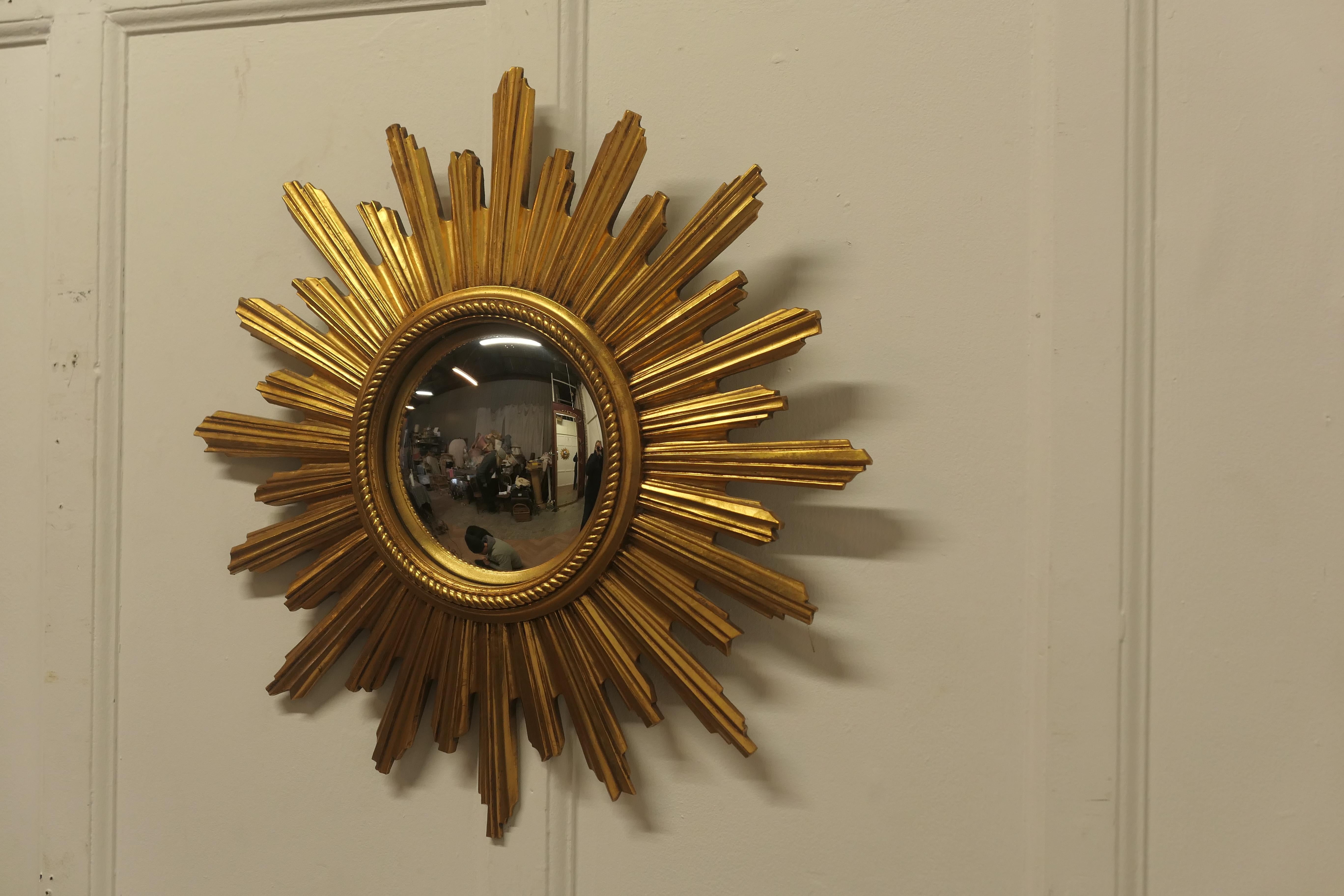Art Déco Specchio convesso dorato a raggiera in stile Art Deco francese della metà del secolo scorso in vendita