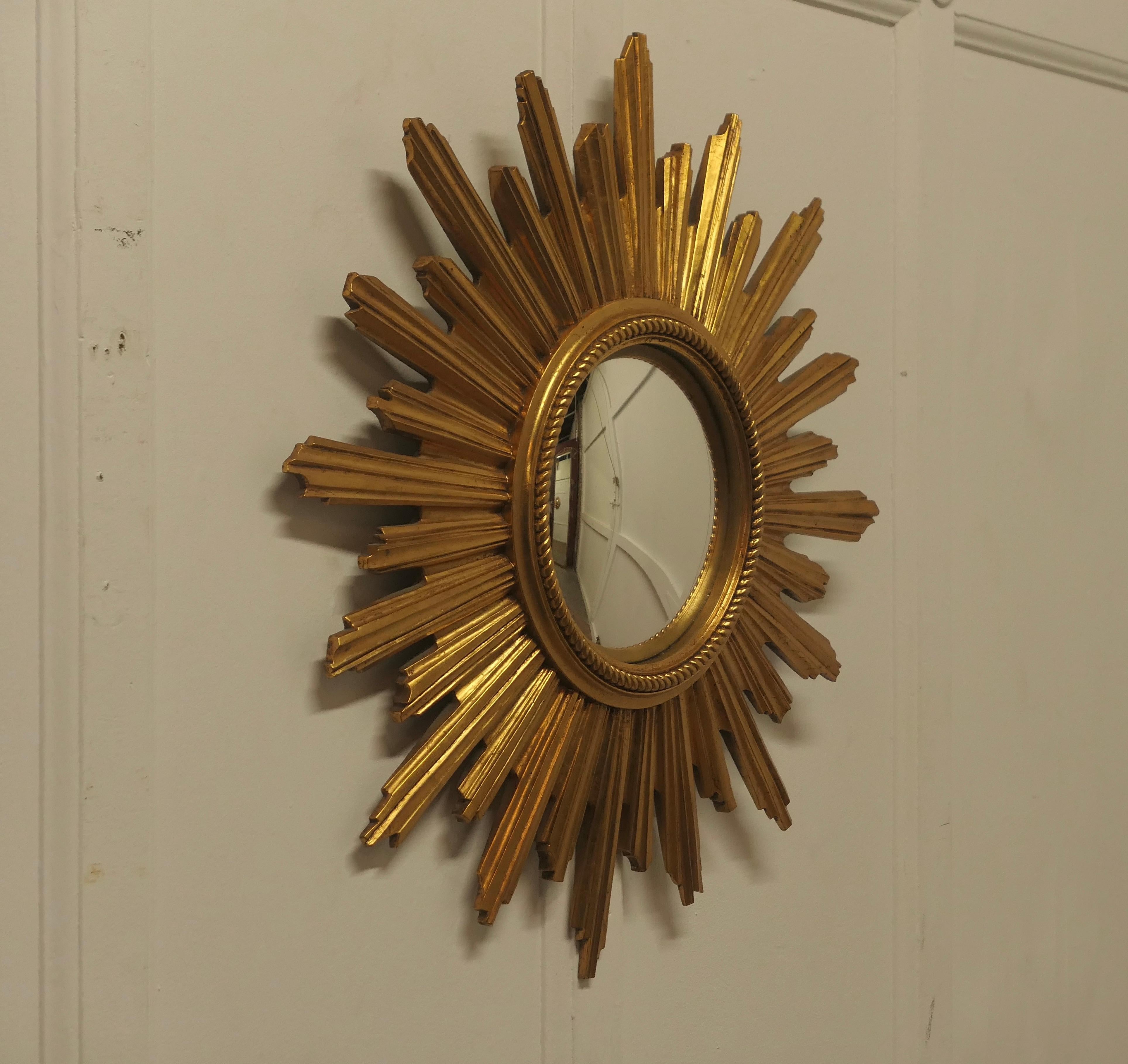 XX secolo Specchio convesso dorato a raggiera in stile Art Deco francese della metà del secolo scorso in vendita