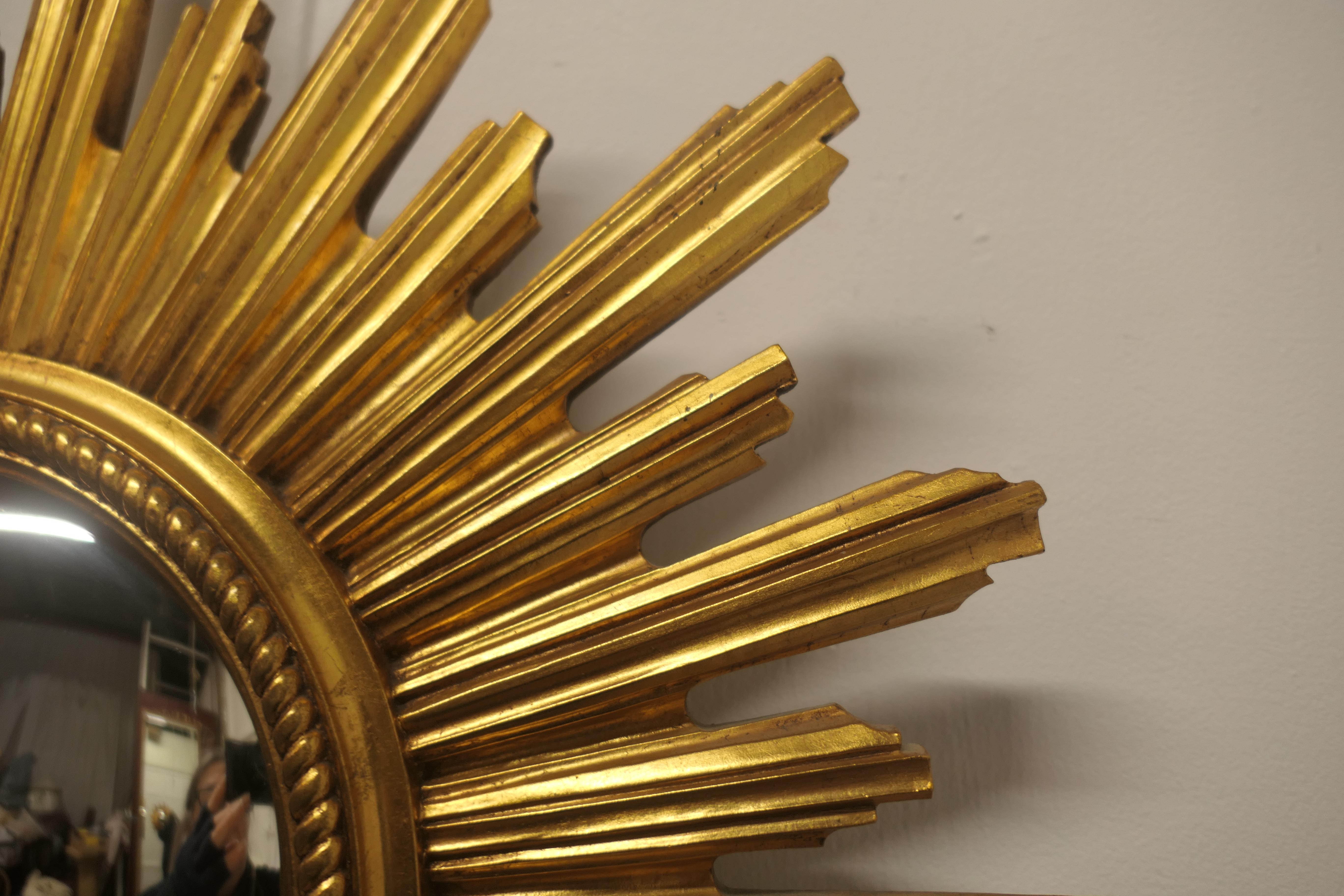 Resina Specchio convesso dorato a raggiera in stile Art Deco francese della metà del secolo scorso in vendita