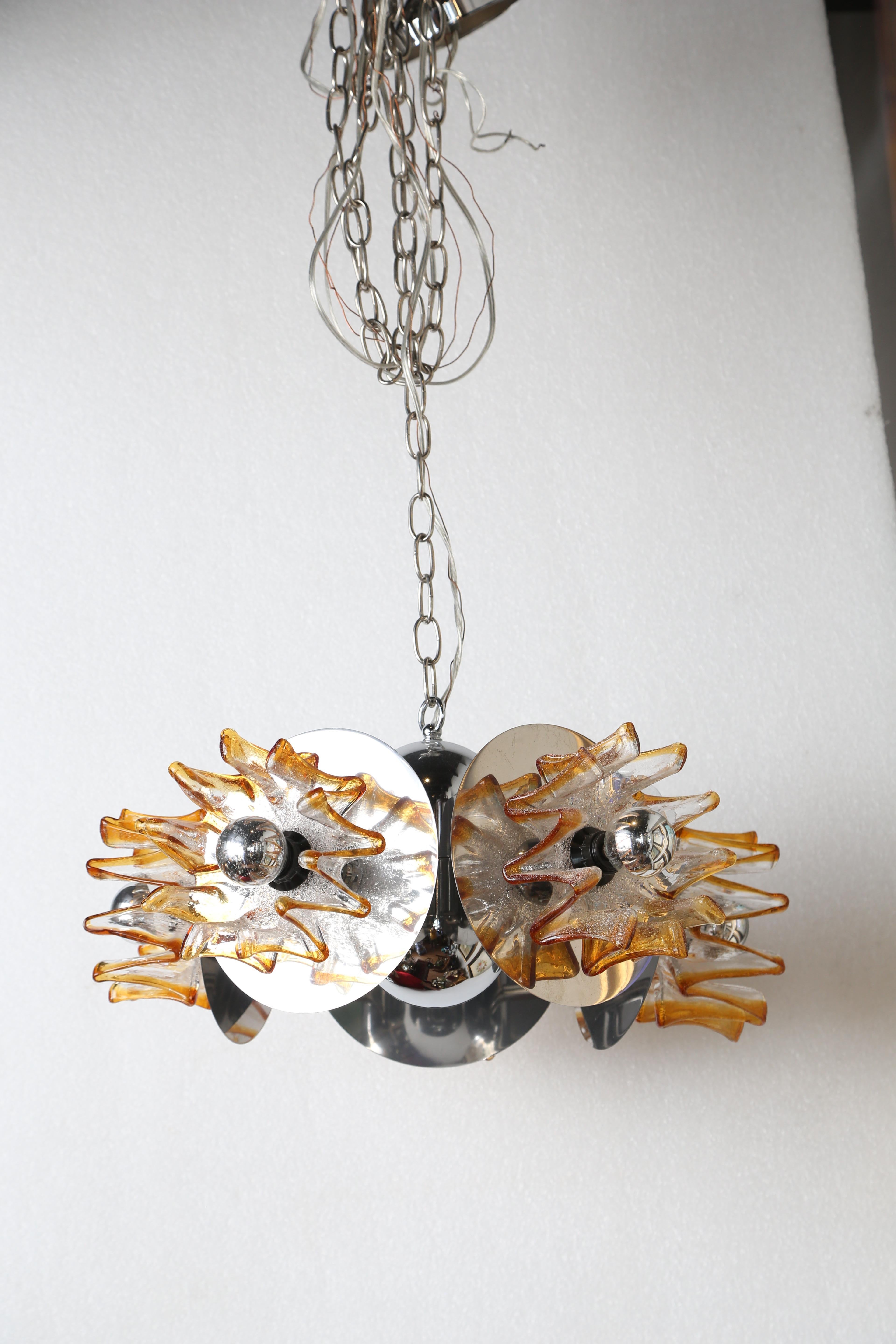 Vetro Lampadario in vetro artistico francese del Medioevo in vendita
