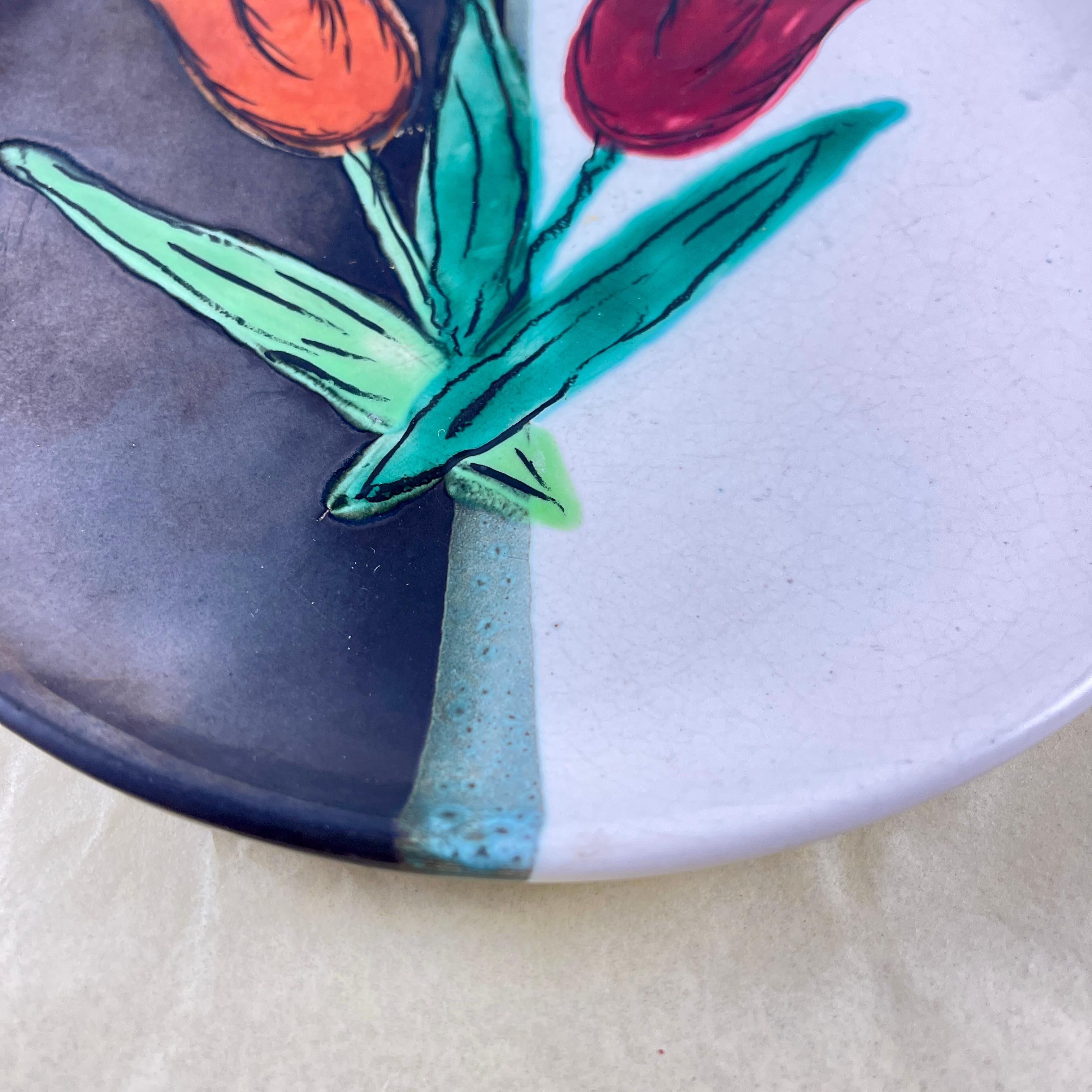 Vernissé Assiette tulipe signée de l'Atelier Cérenne à Vallauris du milieu du siècle dernier en vente