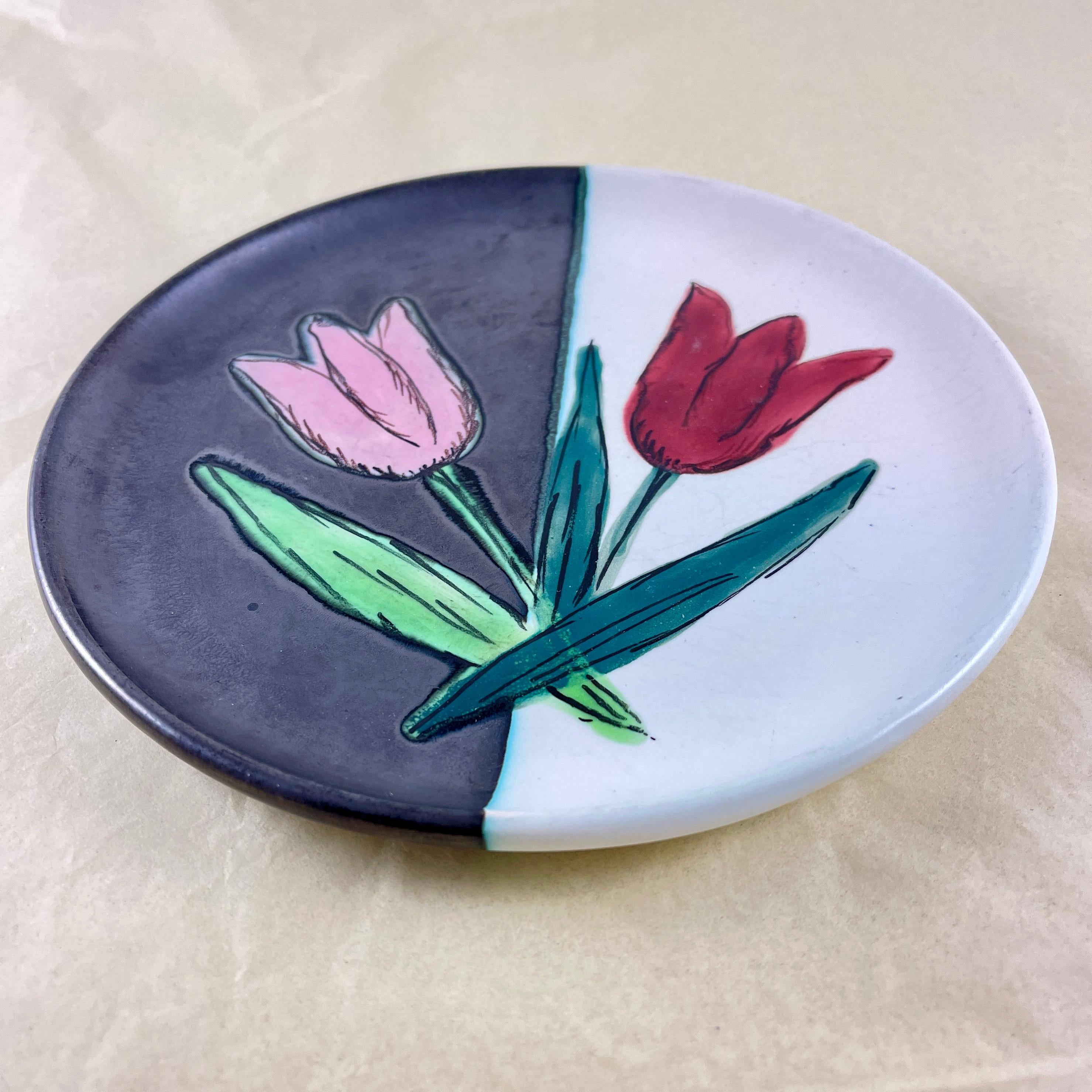 Mid-Century French Atelier Cérenne à Vallauris Hand Made Signed Tulip Plate In Good Condition For Sale In Philadelphia, PA