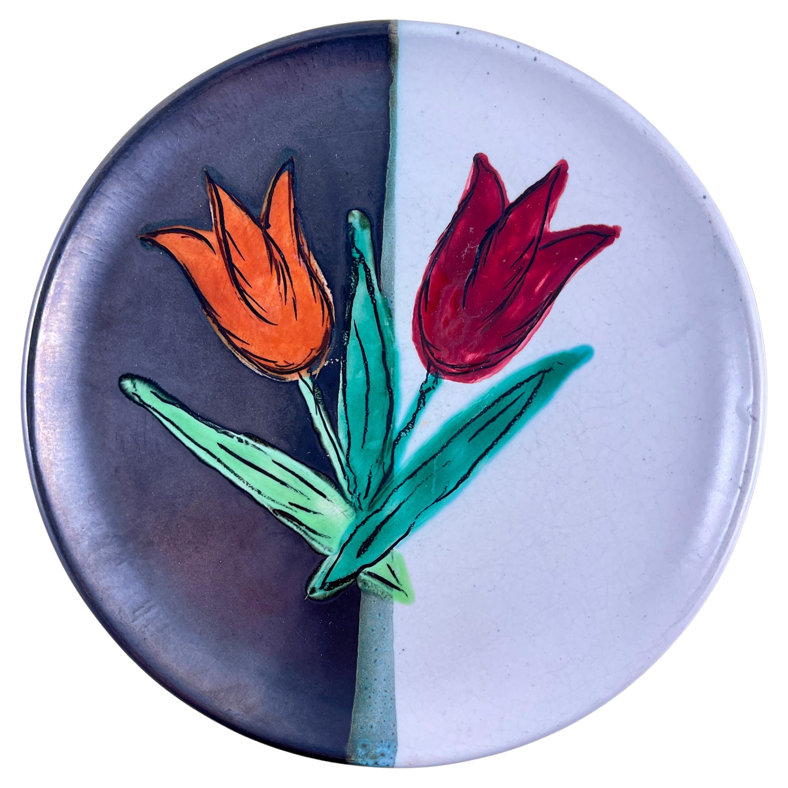 Assiette tulipe signée de l'Atelier Cérenne à Vallauris du milieu du siècle dernier