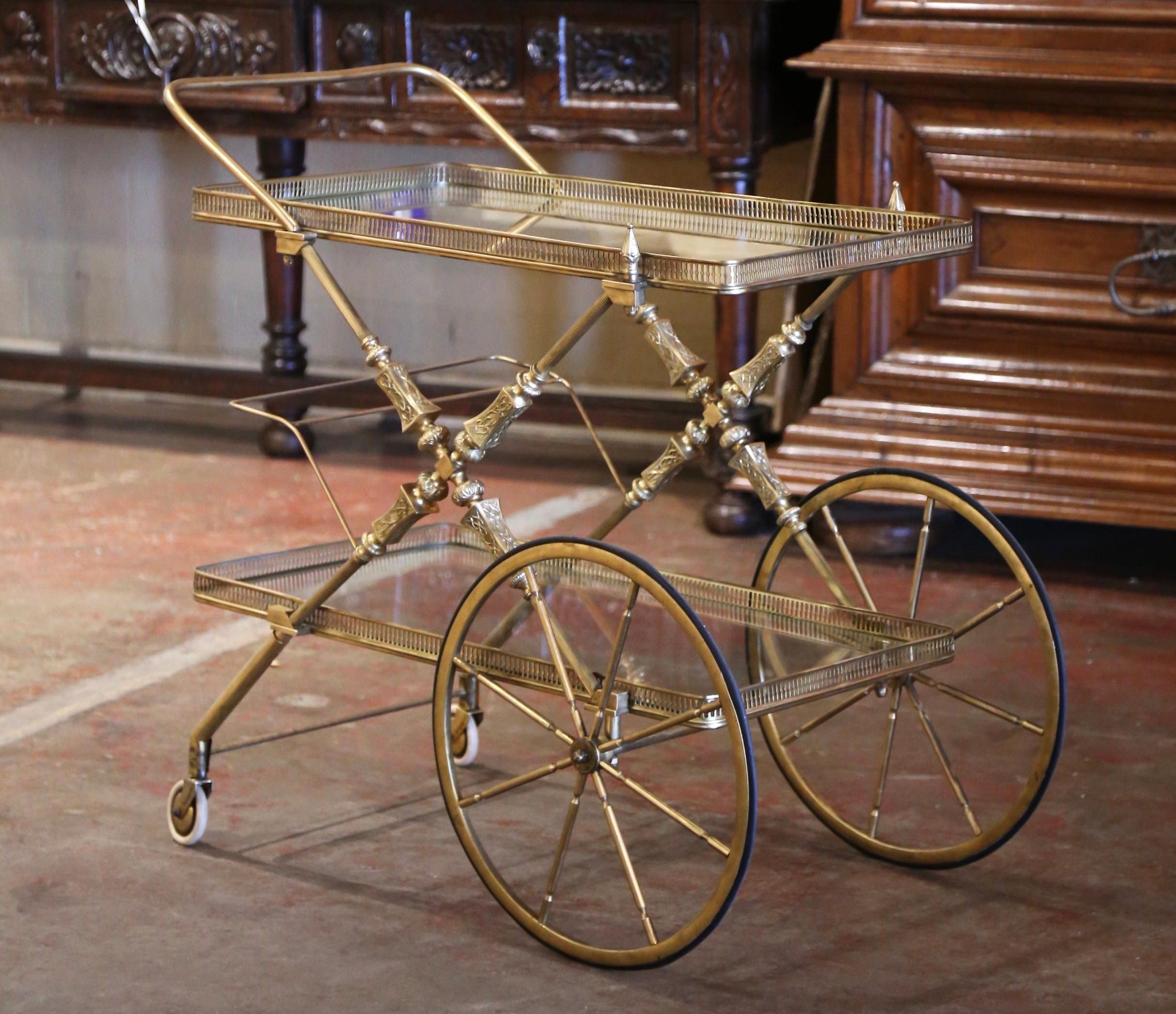 XX secolo Carrello da bar a due piani in ottone con ruote in stile Bagues francese del metà secolo in vendita