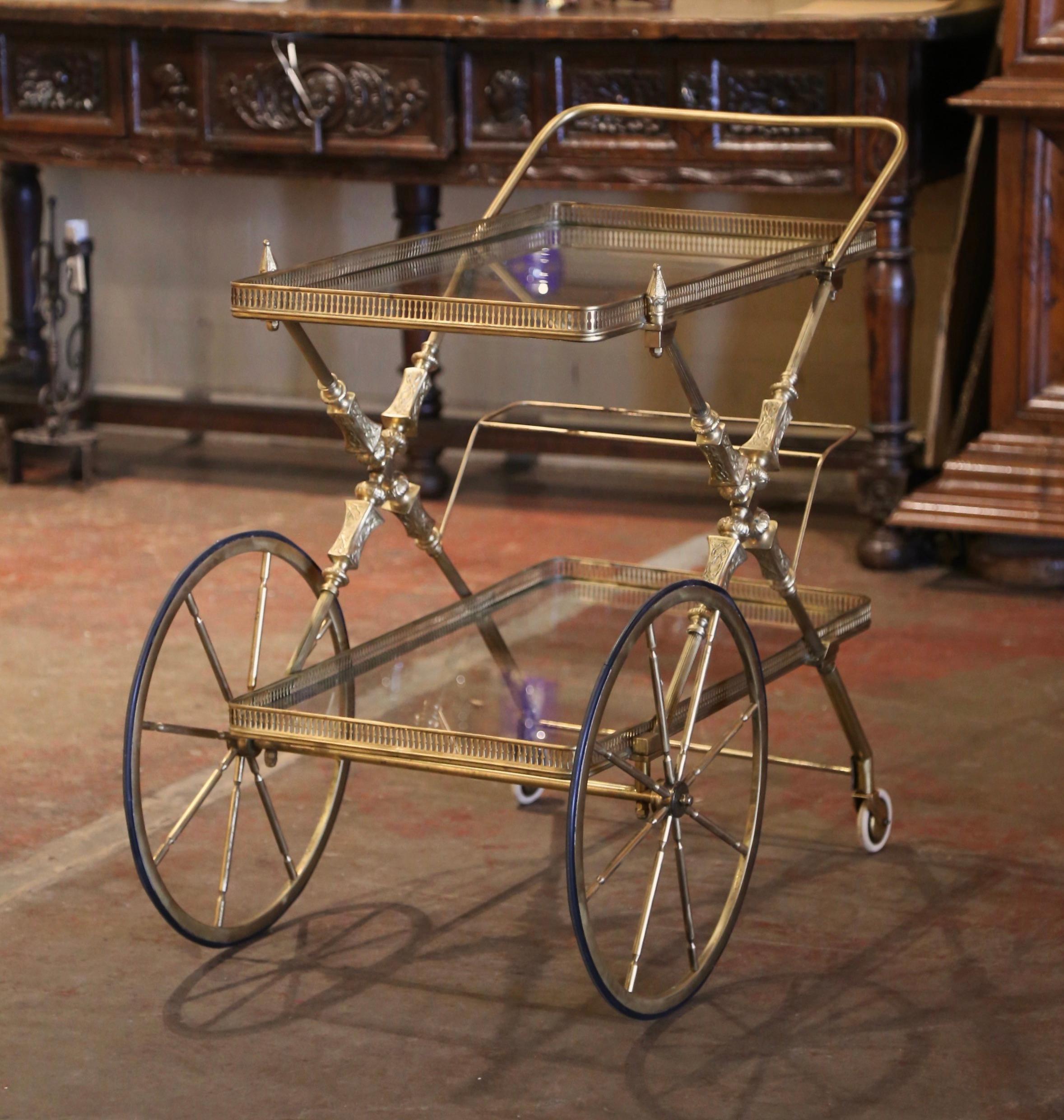 Ottone Carrello da bar a due piani in ottone con ruote in stile Bagues francese del metà secolo in vendita