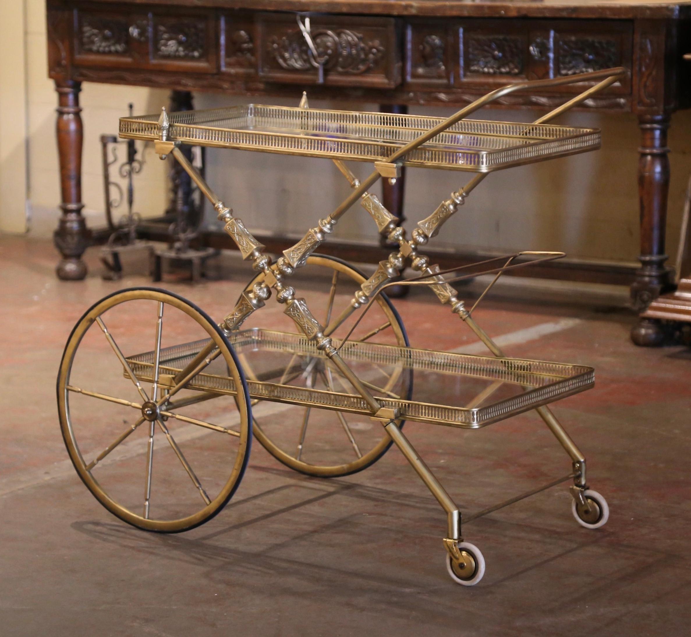 Carrello da bar a due piani in ottone con ruote in stile Bagues francese del metà secolo in vendita 1
