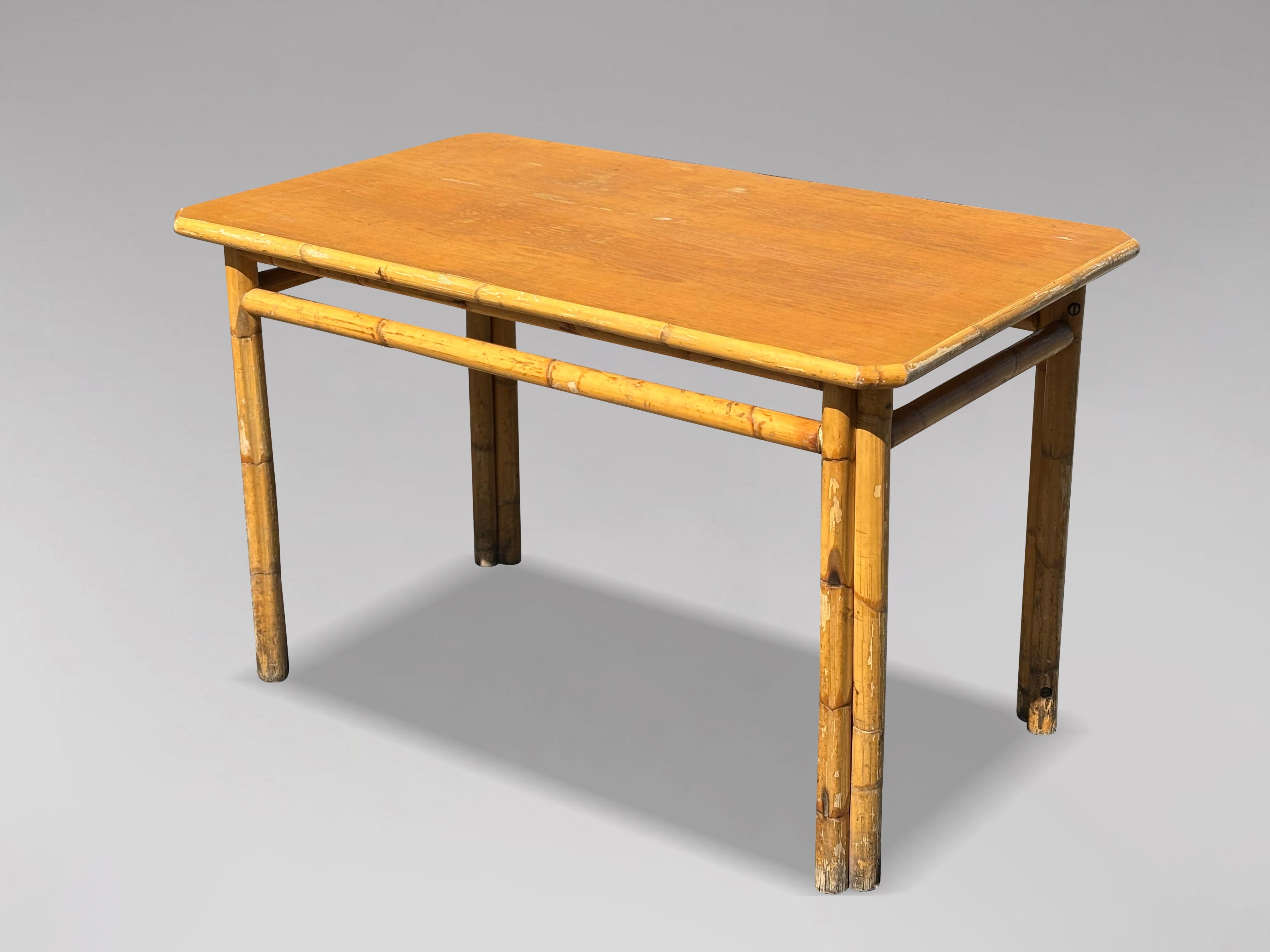Questo tavolo da pranzo in bambù della French Riviera della metà del XX secolo  presenta una struttura rettangolare in bambù. Il tavolo presenta un colore e una patina incantevoli, che contribuiscono al suo charme. Il design è elegante ed