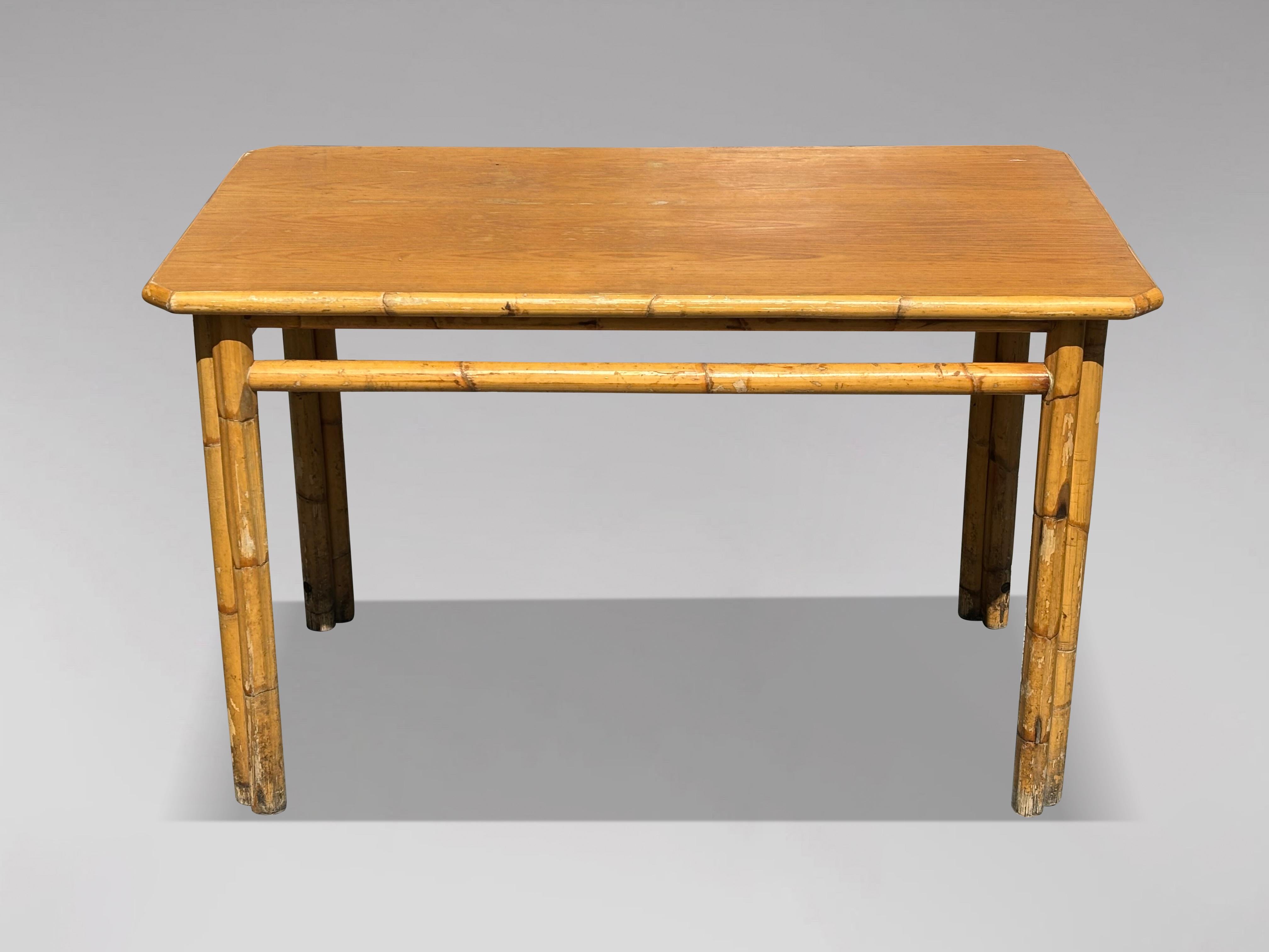 Mid-Century moderno Tavolo da pranzo in bambù francese di metà secolo (set di 6) in vendita