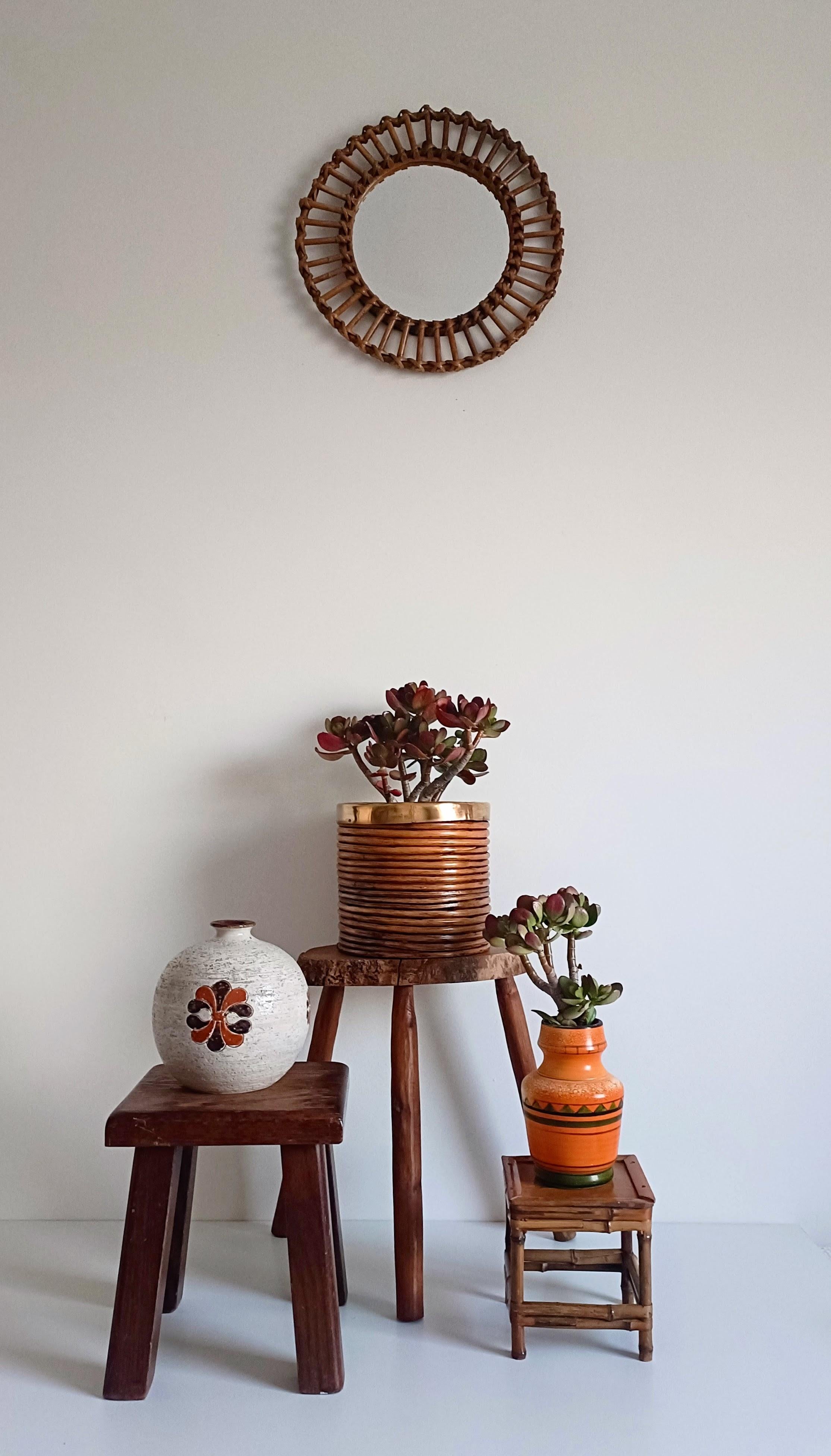  Miroir en bambou en forme de soleil du milieu du siècle, France, années 1950

¨Très chic¨ miroir rond du milieu du siècle fait à la main en France vers les années 1950. Le cadre est fabriqué à partir de bâtons de bambou disposés selon un motif en