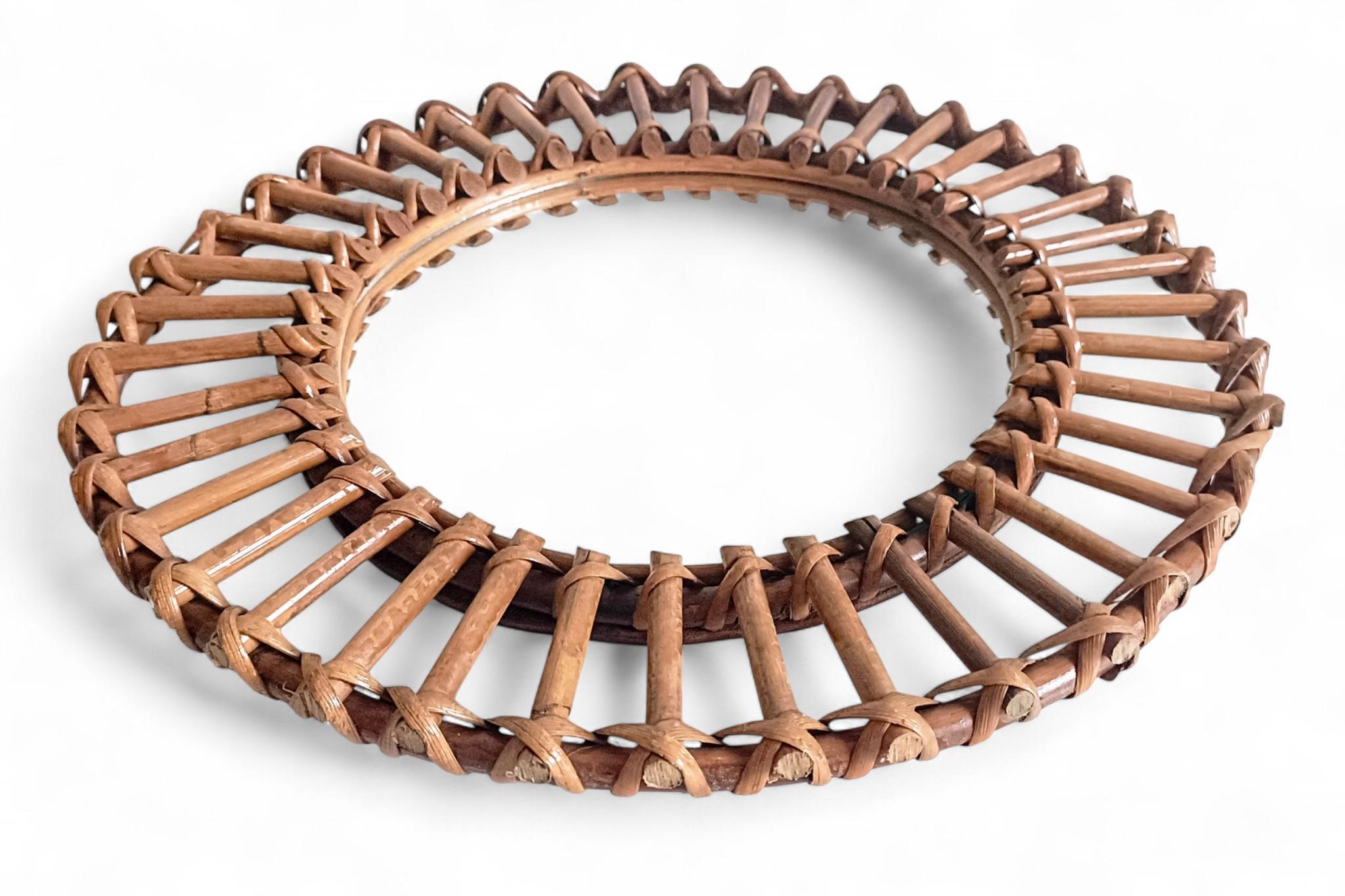 Fait main Miroir mural rond en bambou et rotin, style Franco Albini, du milieu du siècle dernier en vente