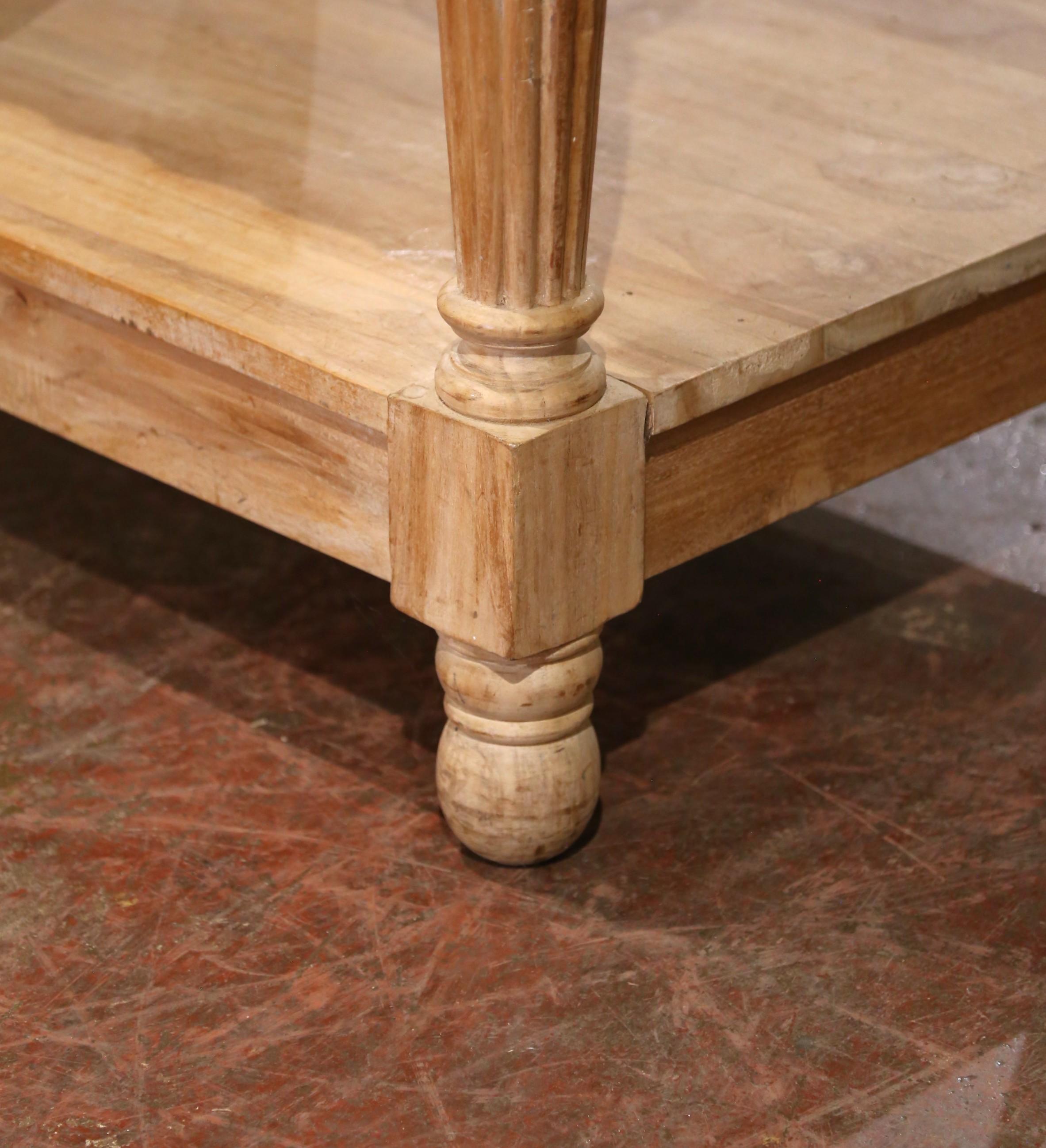 Mid-Century French Beech Butcher’s Block with Marble Top and 1878 Award Plaque en venta 4