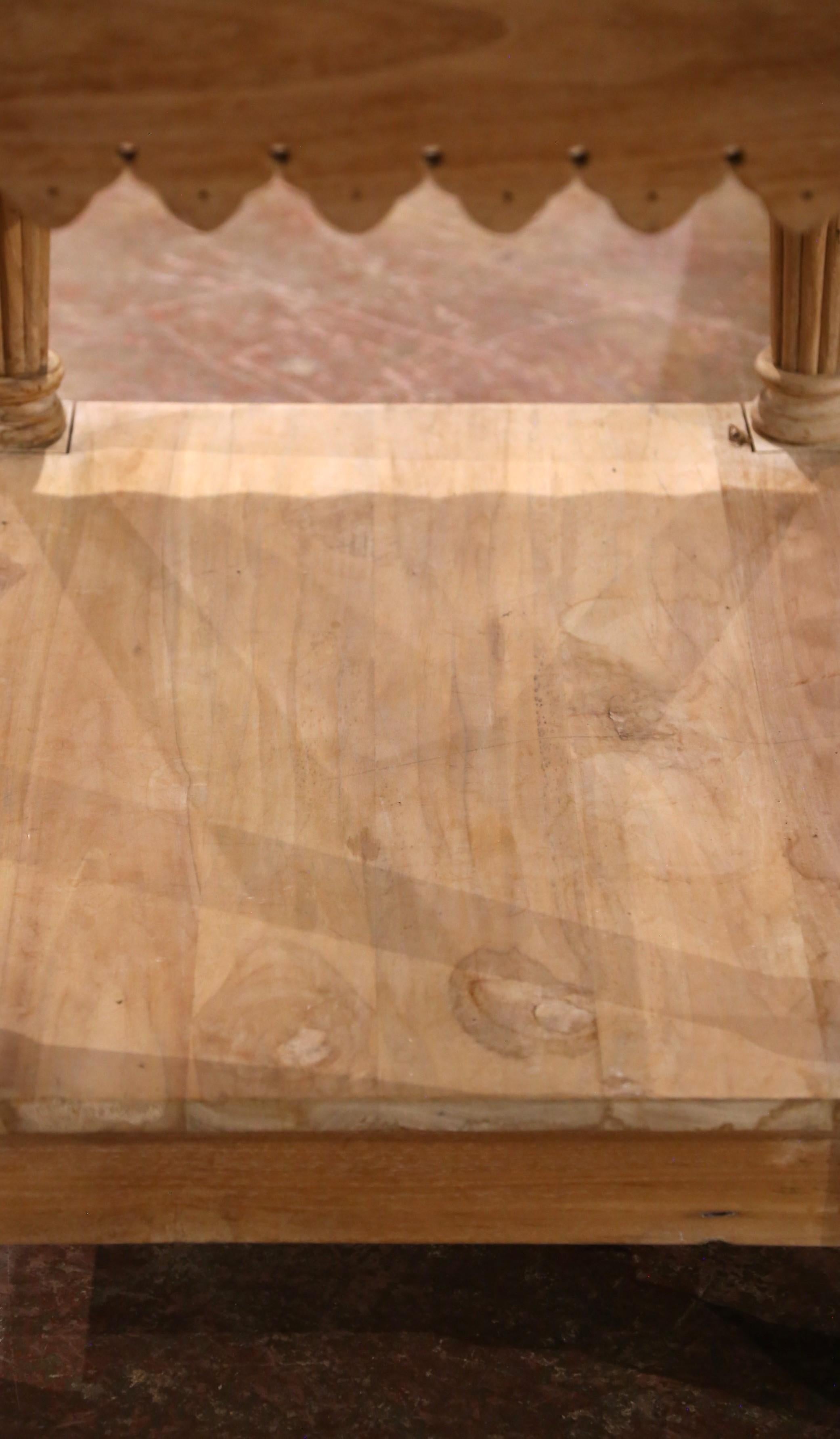 Mid-Century French Beech Butcher’s Block with Marble Top and 1878 Award Plaque en venta 5
