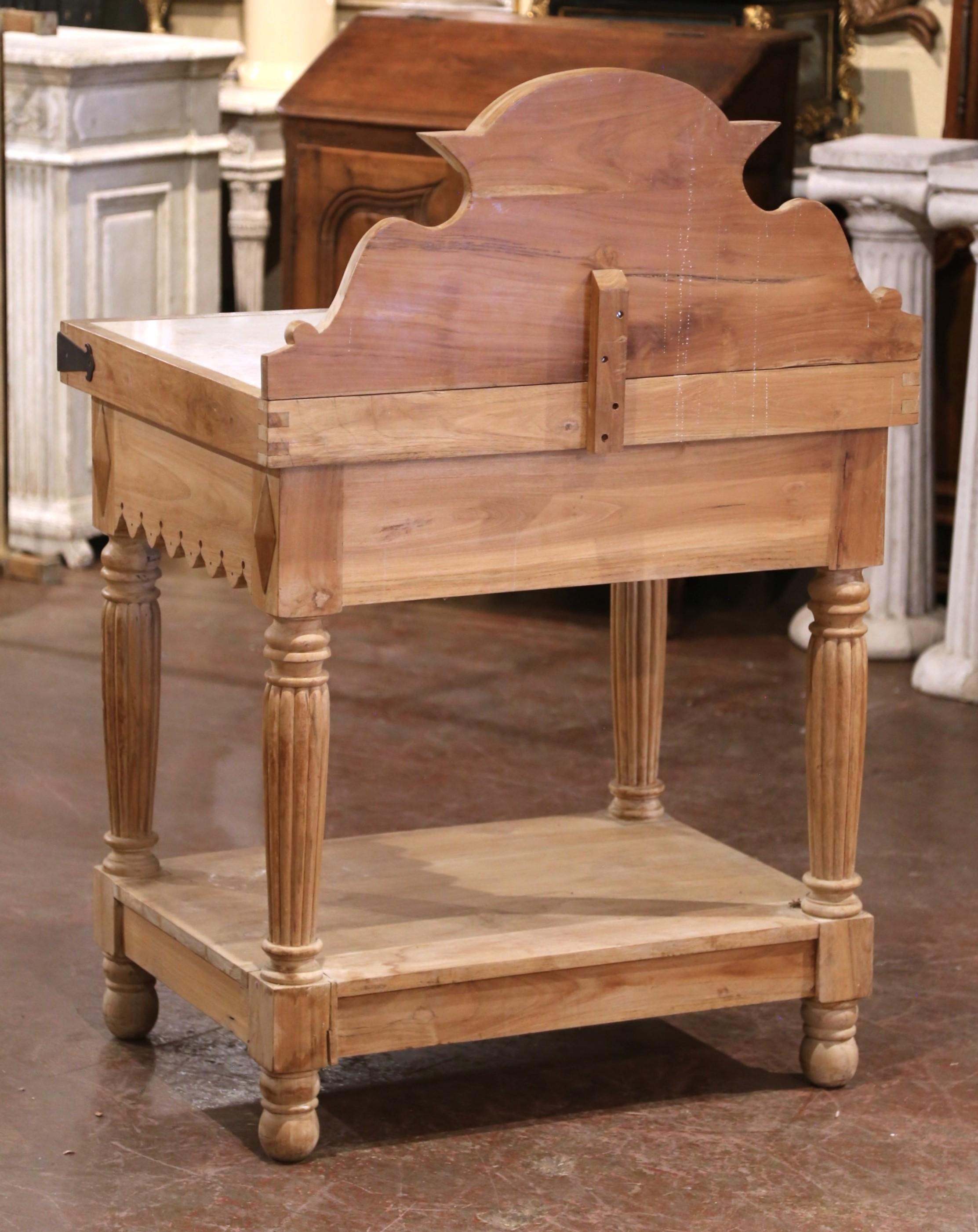 Mid-Century French Beech Butcher’s Block with Marble Top and 1878 Award Plaque en venta 7