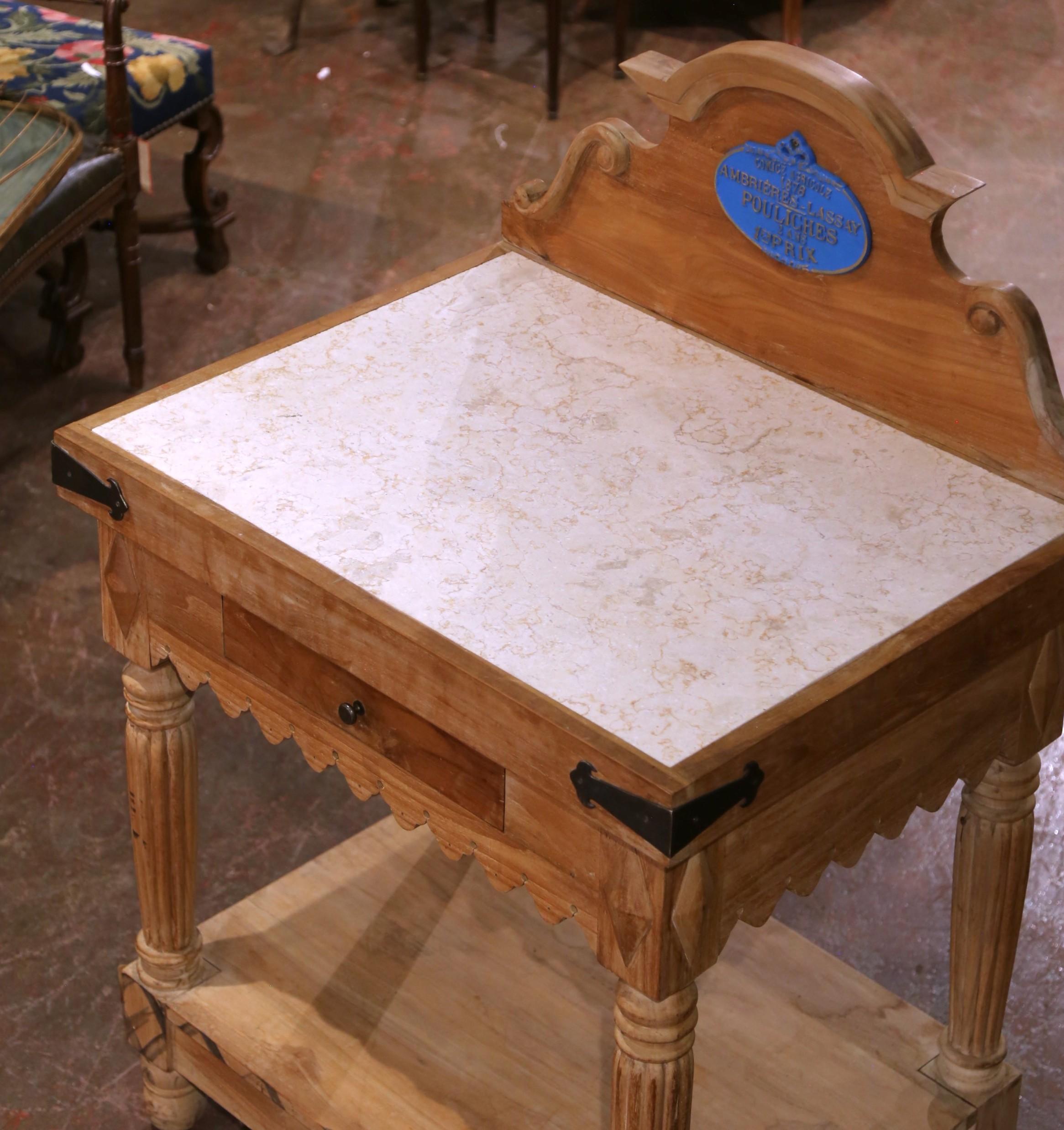 Mid-Century French Beech Butcher’s Block with Marble Top and 1878 Award Plaque De campo en venta