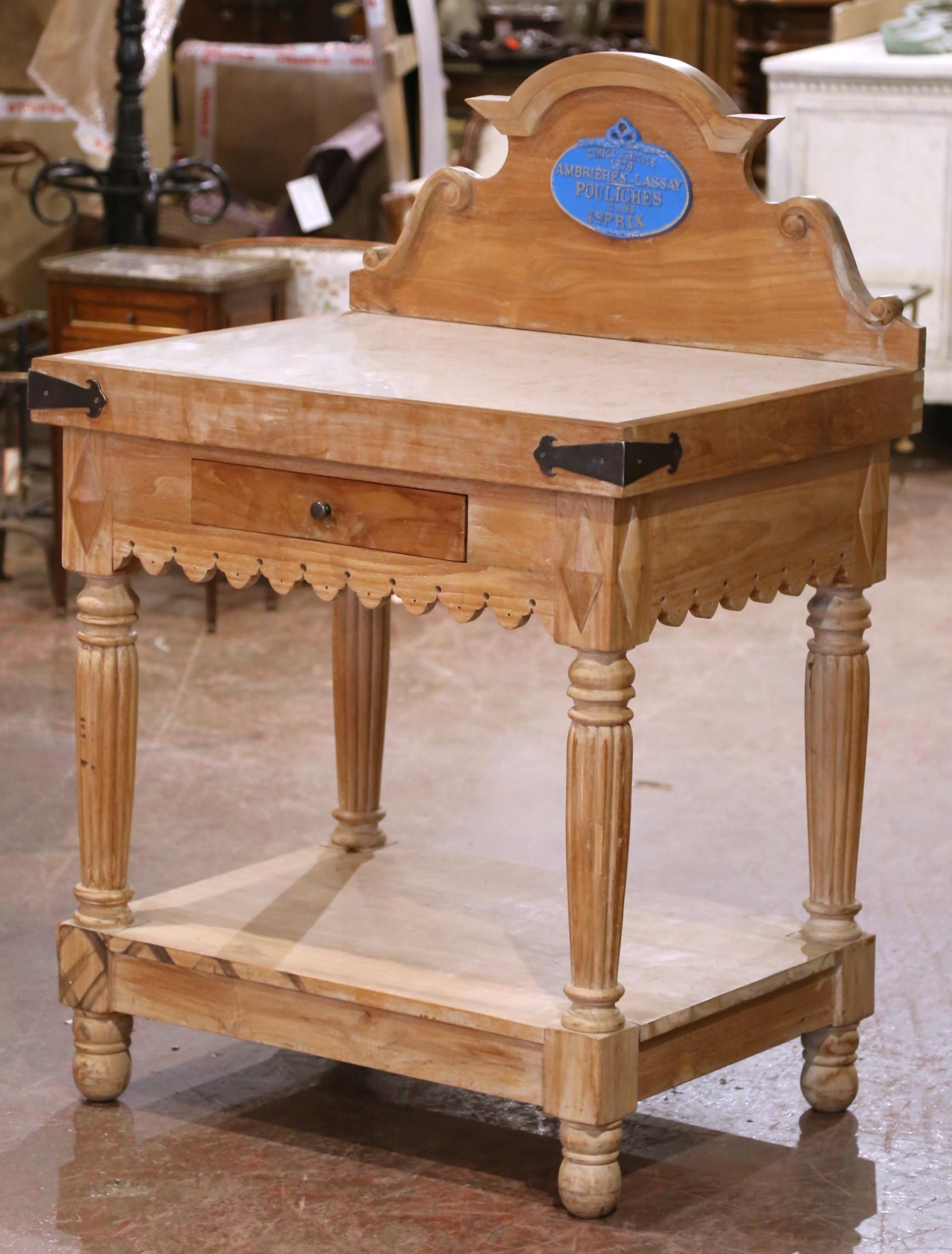 Mid-Century French Beech Butcher’s Block with Marble Top and 1878 Award Plaque Tallado a mano en venta