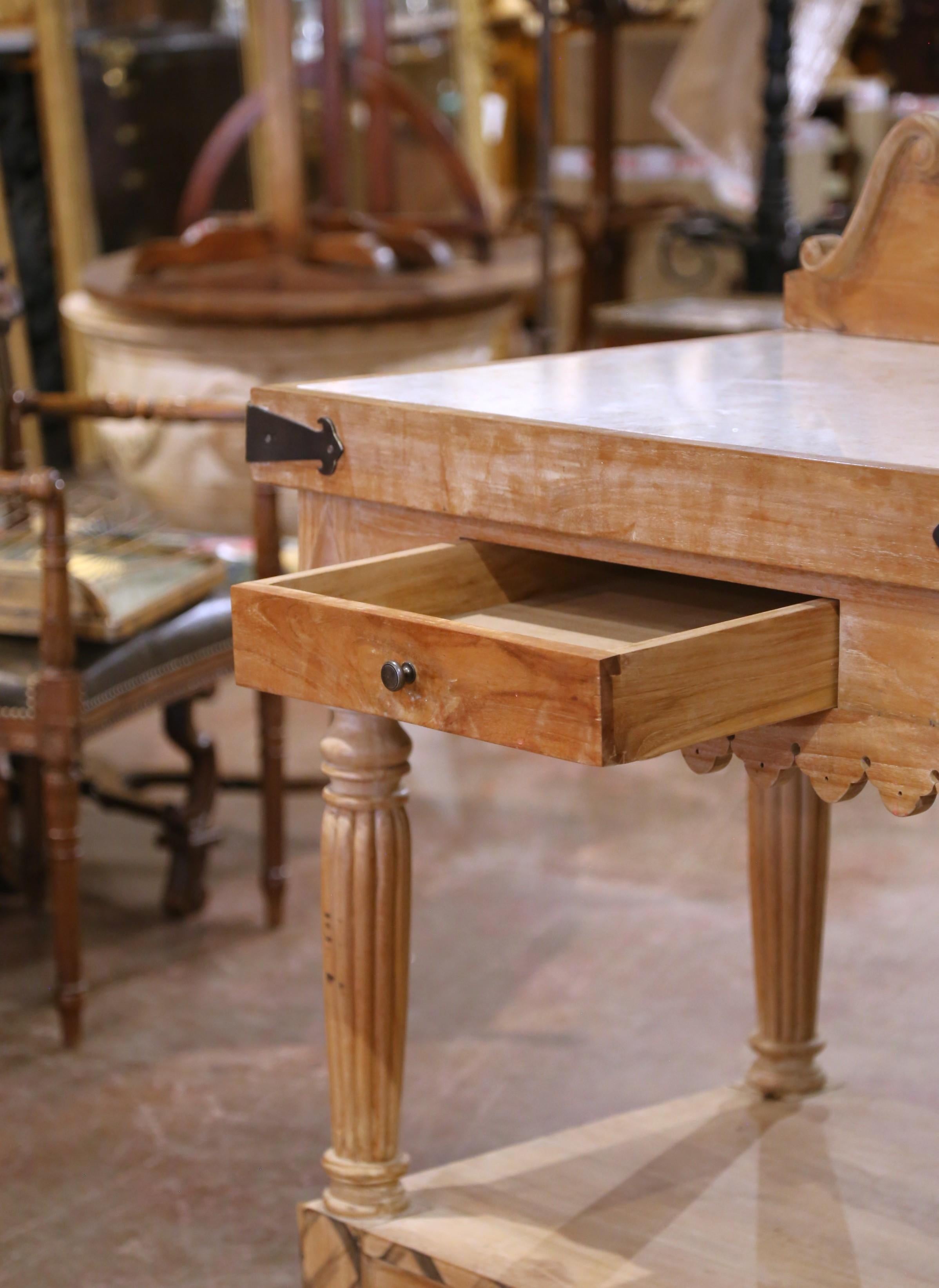 Mid-Century French Beech Butcher’s Block with Marble Top and 1878 Award Plaque en venta 1