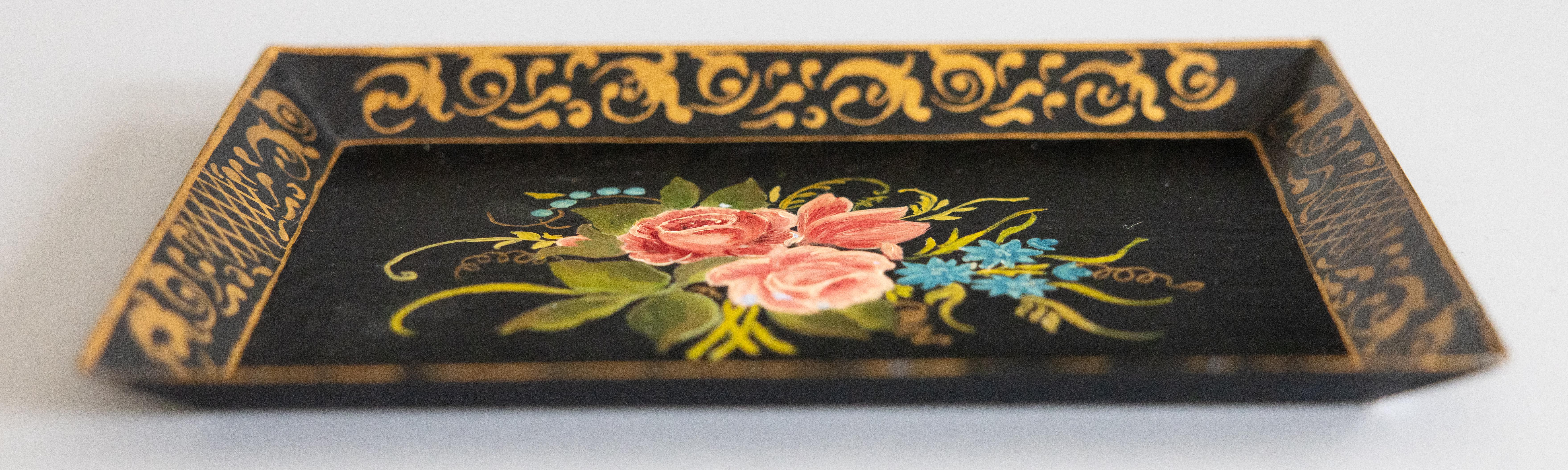 Charmant petit plateau rectangulaire français en tole noir avec une bordure dorée peinte à la main et un motif floral, vers 1950. Il s'affiche magnifiquement, parfait sur une commode avec des flacons de parfum ou des bijoux. 

Dimensions
9,4ʺW ×