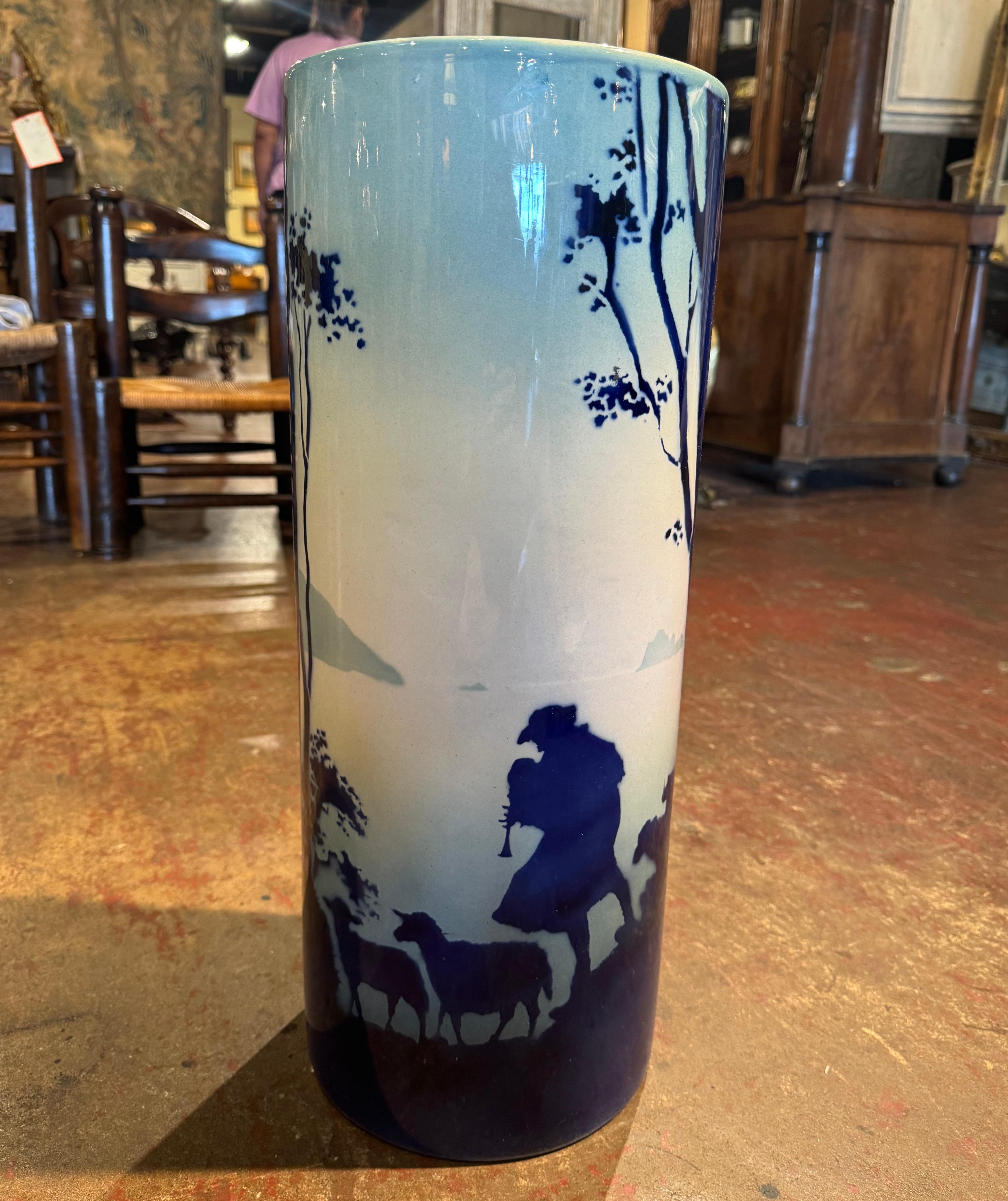 Paragüero Francés de Mediados de Siglo Pintado de Porcelana Azul y Blanca Pintado a mano en venta