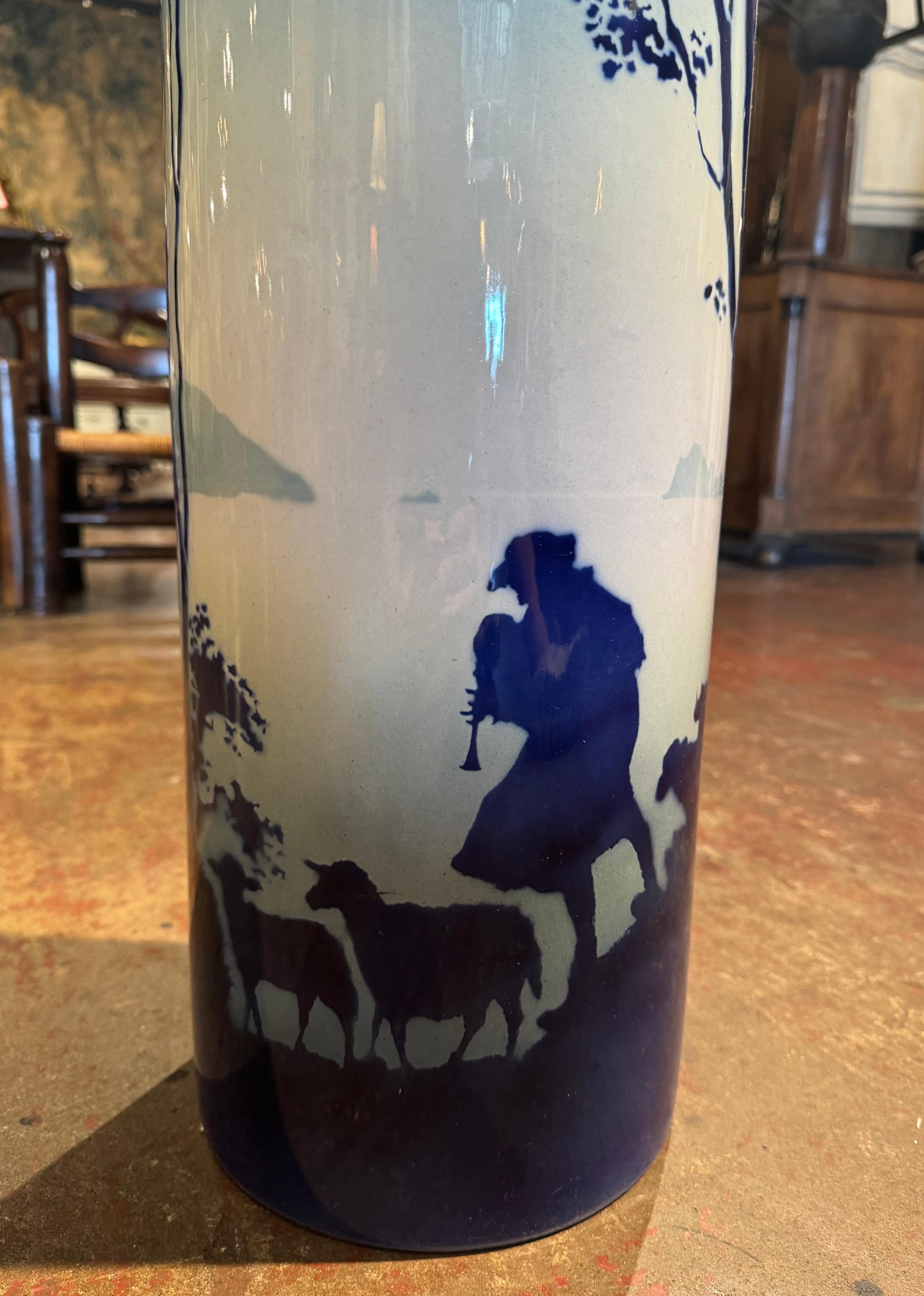 Paragüero Francés de Mediados de Siglo Pintado de Porcelana Azul y Blanca en Excelente estado para la venta en Dallas, TX