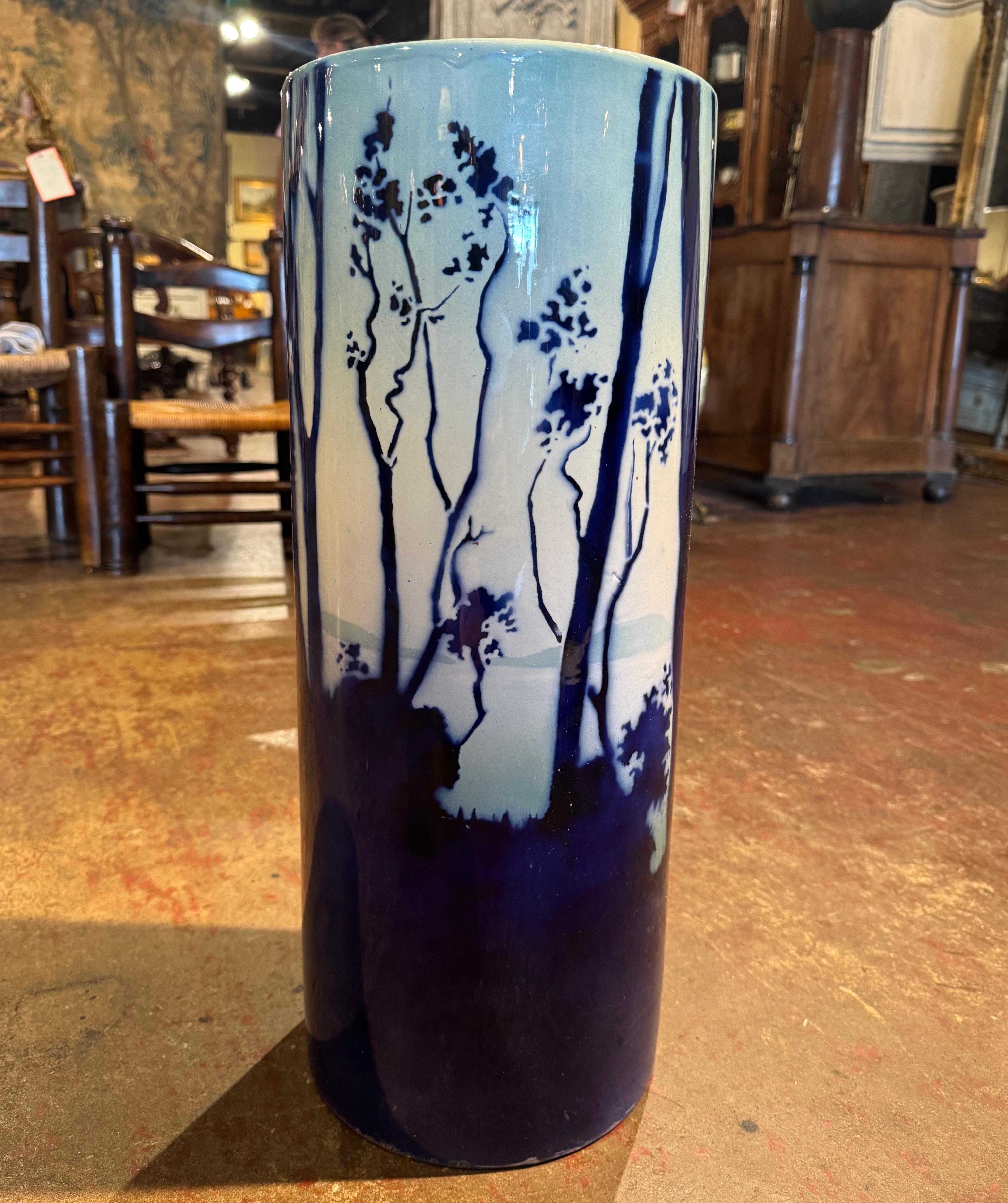 Paragüero Francés de Mediados de Siglo Pintado de Porcelana Azul y Blanca siglo XX en venta