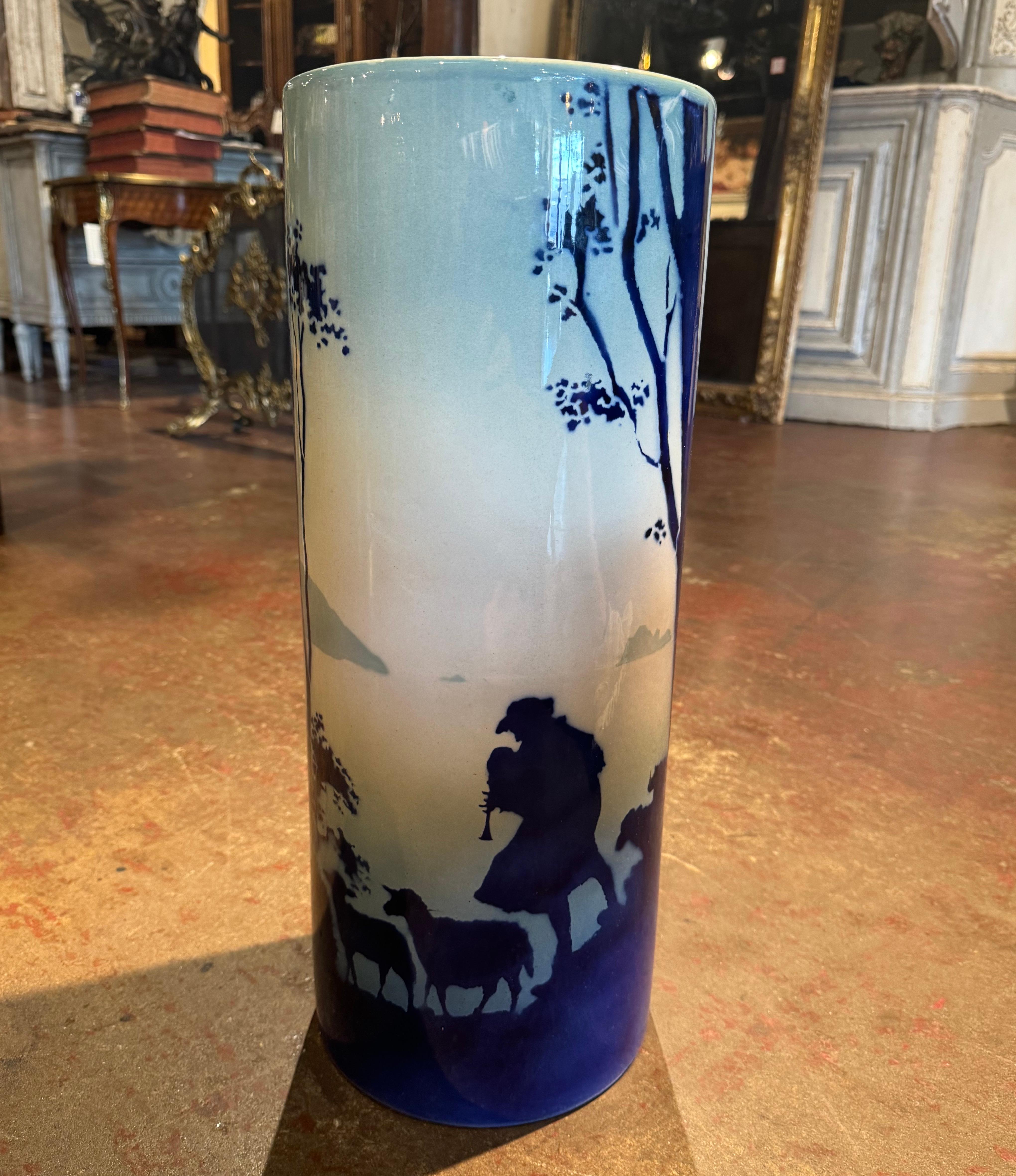 Paragüero Francés de Mediados de Siglo Pintado de Porcelana Azul y Blanca en venta 2