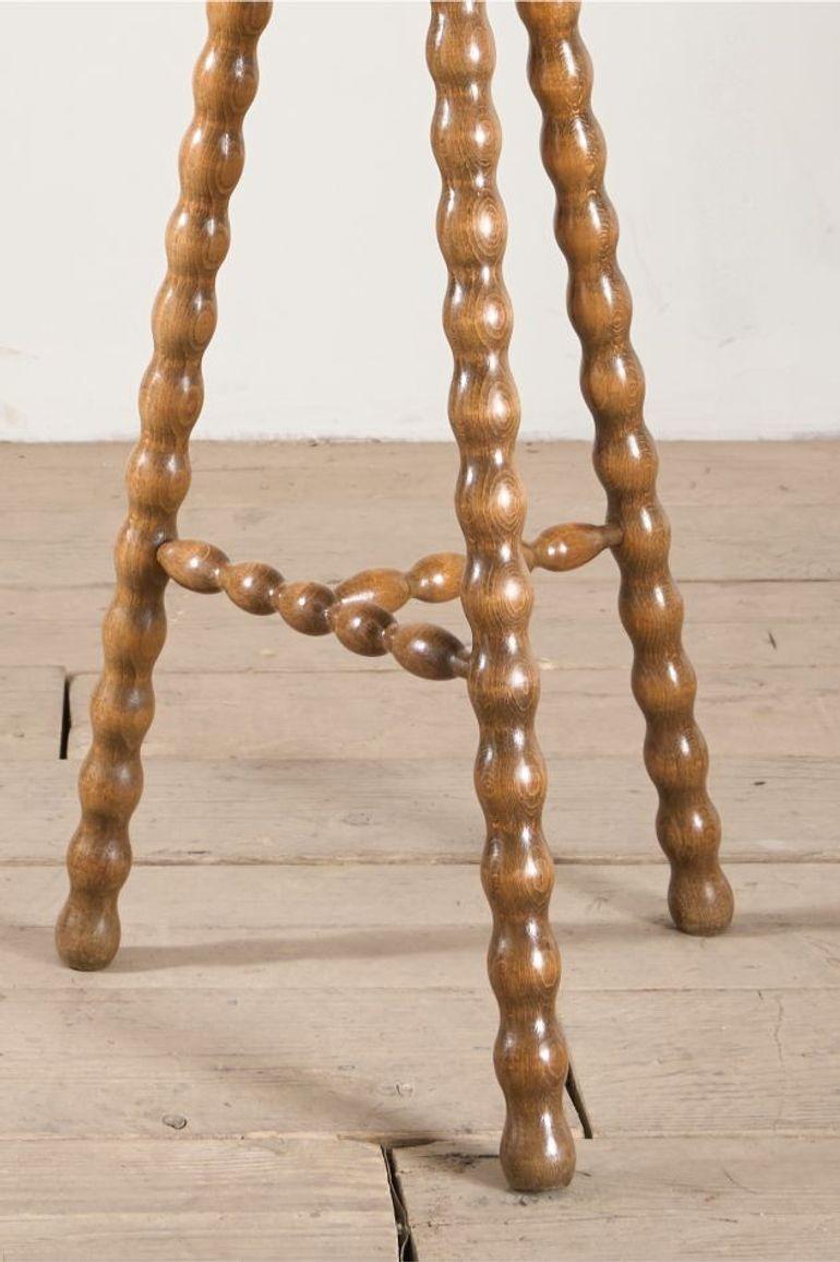 Questo è un bellissimo sgabello alto francese tornito a tombolo. Realizzato in faggio e in ottime condizioni, con un bel colore su tutta la superficie. È solido e quindi ideale come sgabello o supporto per piante o lampade. 

Altezza 72 cm Larghezza