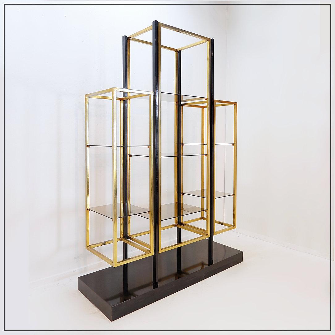Französisches Bücherregal aus der Jahrhundertmitte, zugeschrieben von Kim Moltzer, 1970er Jahre
Hollywood Regency - Vintage - Entwurf
Maße: 125x47,5cm H:180,5cm
MATERIAL : Glas,Sperrholz,Stahl,Vergoldet,Lackiert
Alters- und gebrauchsbedingte