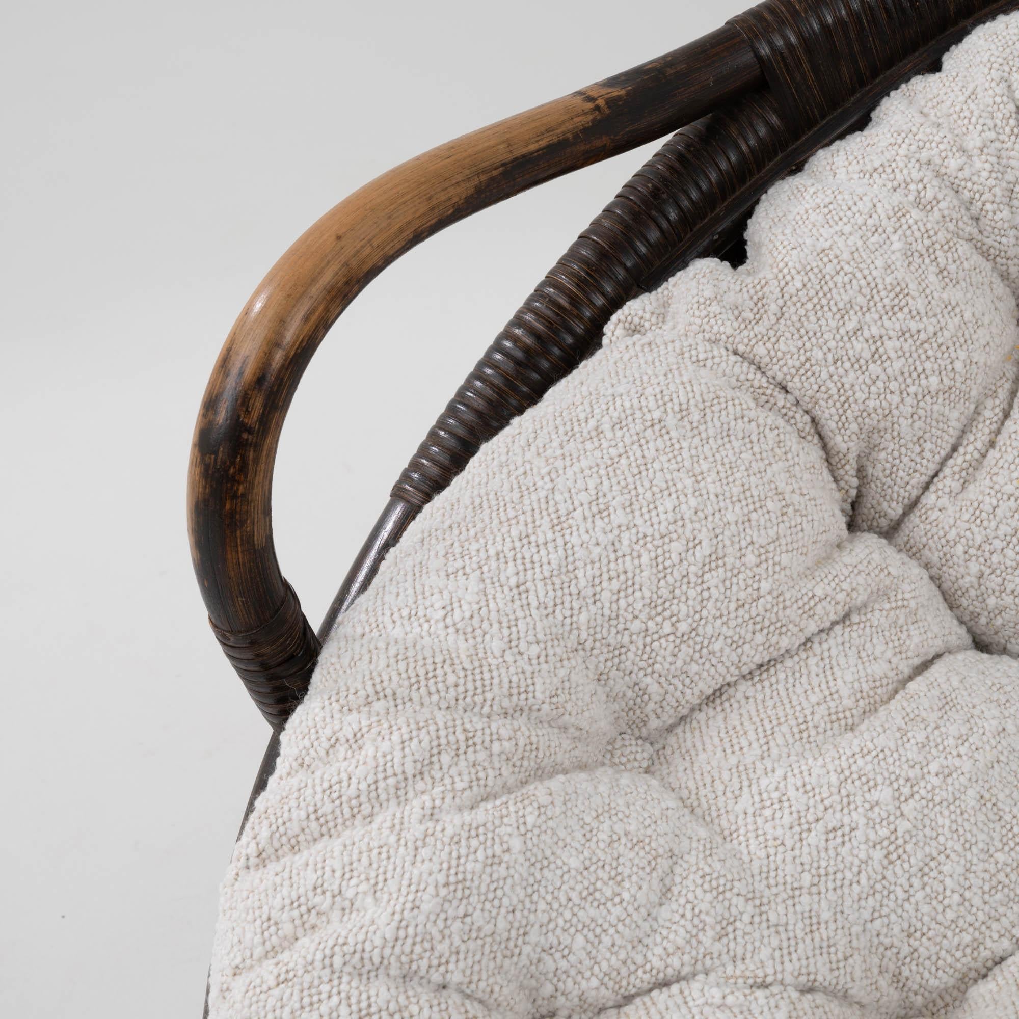 Mid-Century French Bouclé Cushioned Papasan Chair For Sale 5