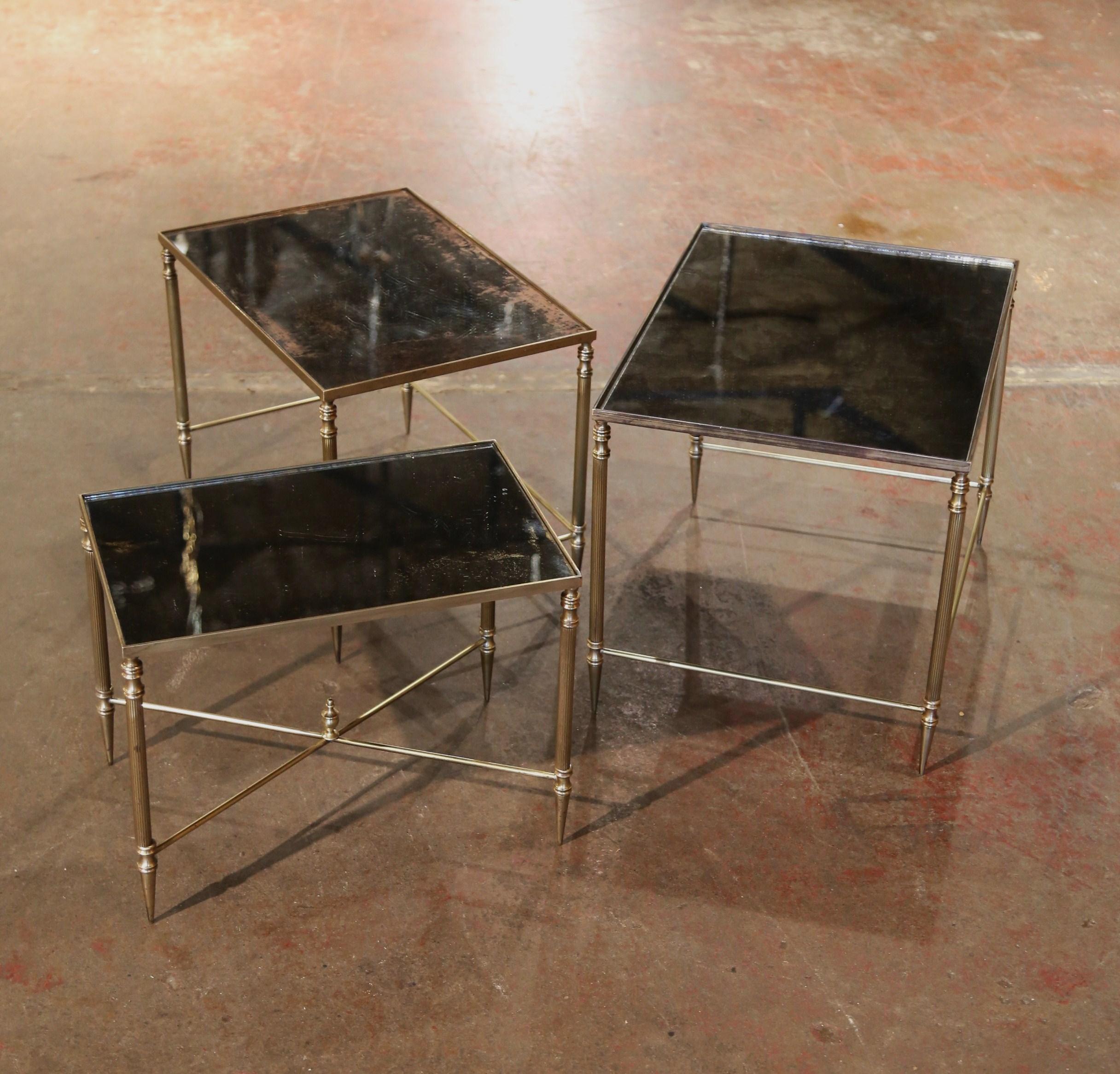 French Maison Bagues Brass and Églomisé Glass Nesting Tables, Mid-Century In Excellent Condition For Sale In Dallas, TX