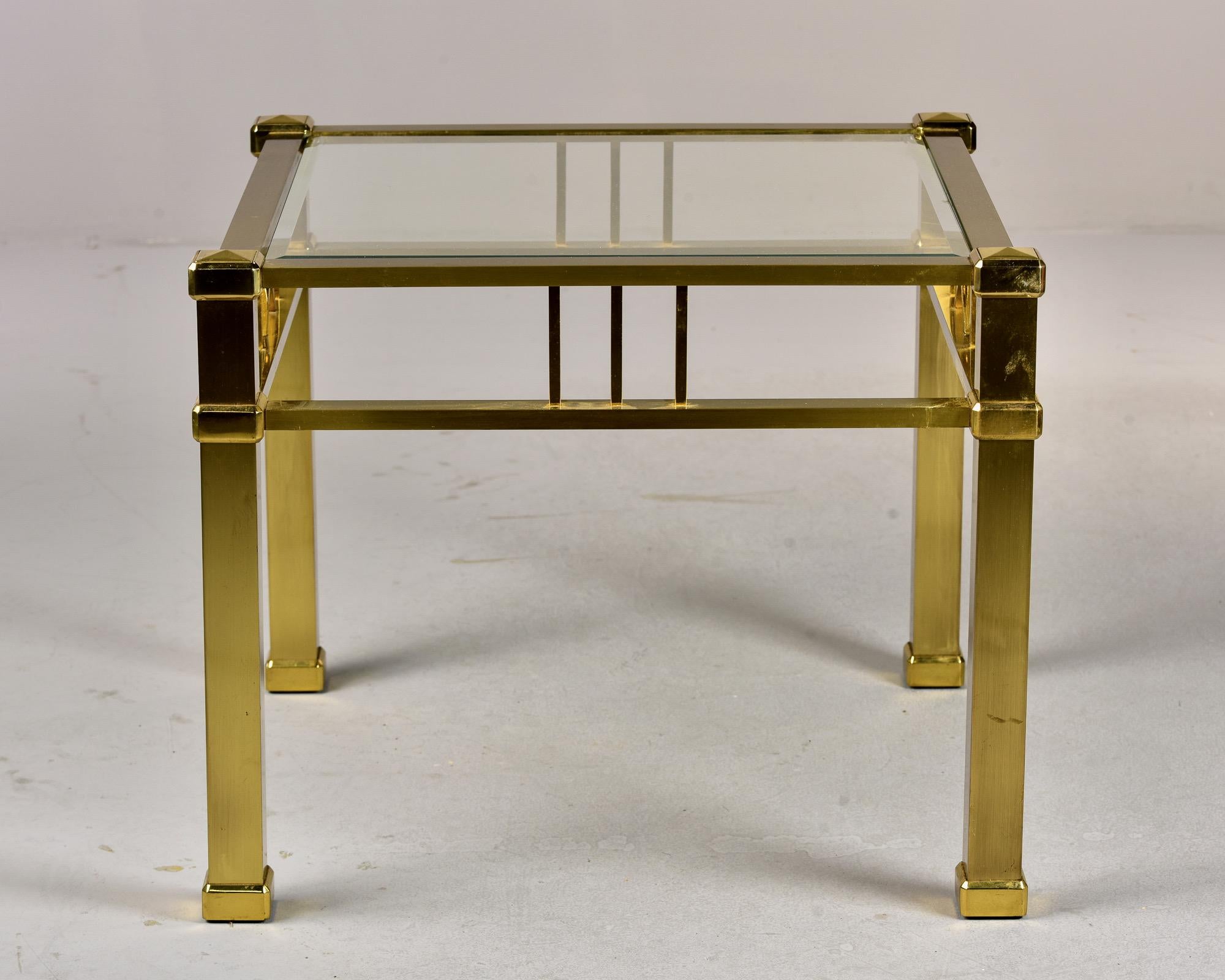 Table de cocktail française des années 1970 en laiton massif avec un plateau en verre. Fabricant inconnu. Très bon état vintage avec un peu de patine et d'usure de surface.