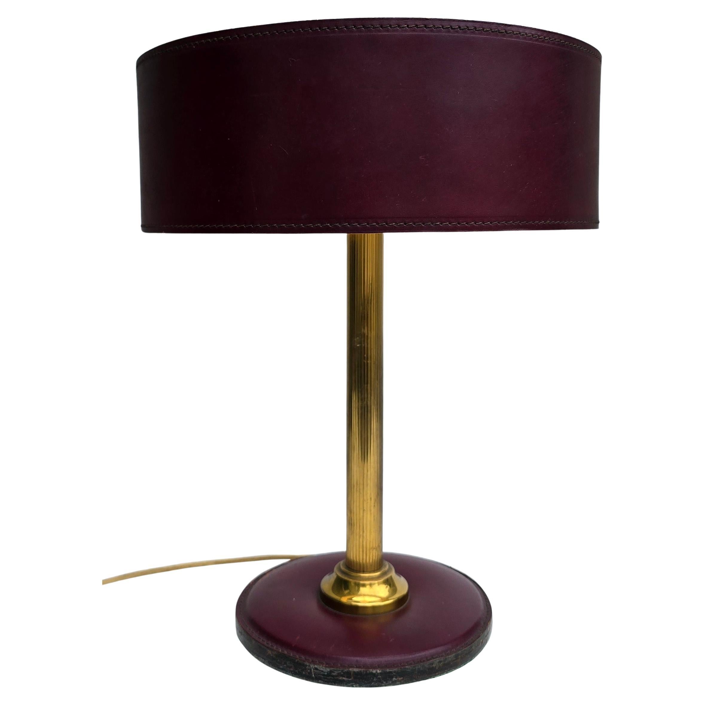 Lámpara de mesa francesa de latón y cuero de mediados de siglo 1950 attr jacques adnet Moderno de mediados de siglo en venta
