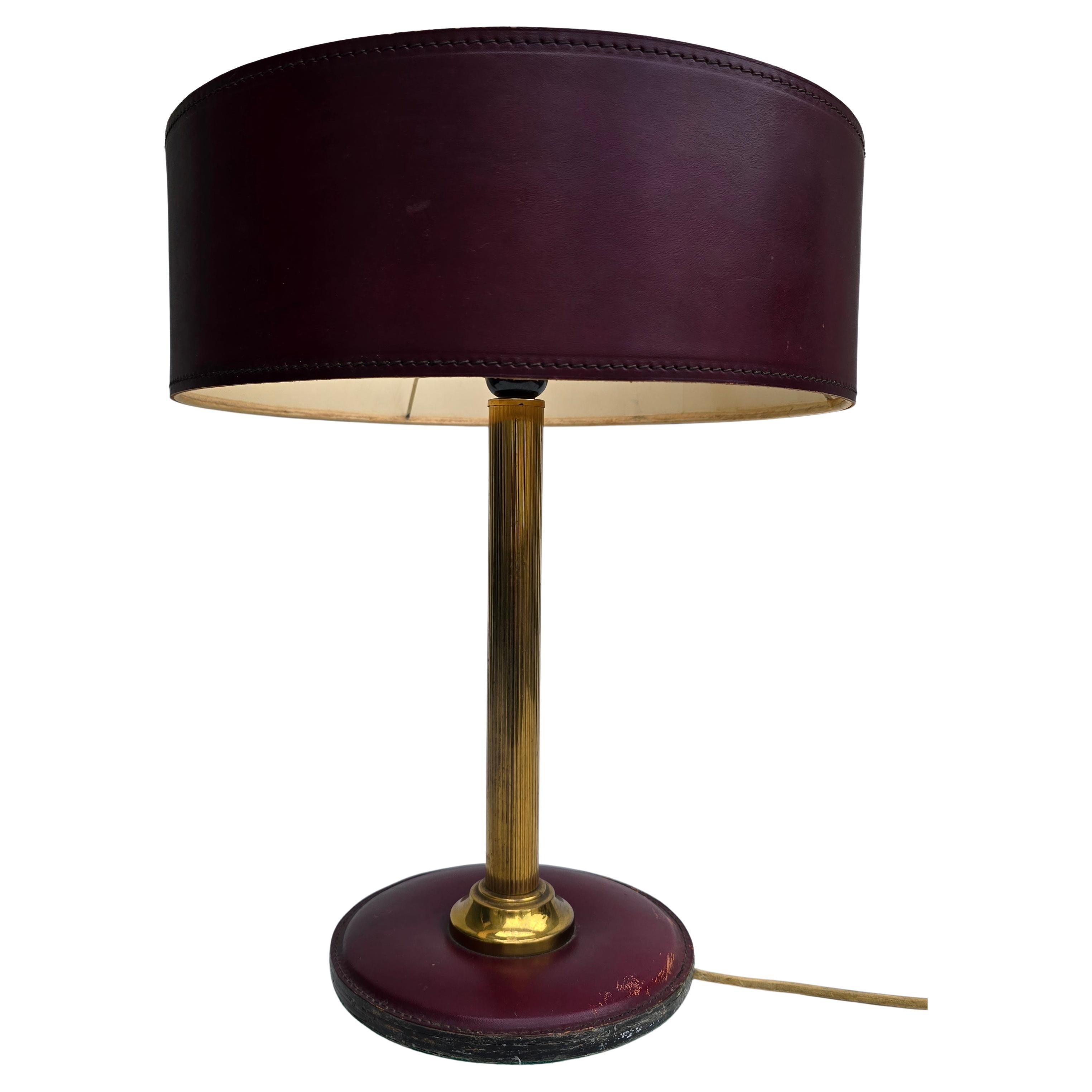 Lámpara de mesa francesa de latón y cuero de mediados de siglo 1950 attr jacques adnet Francés en venta