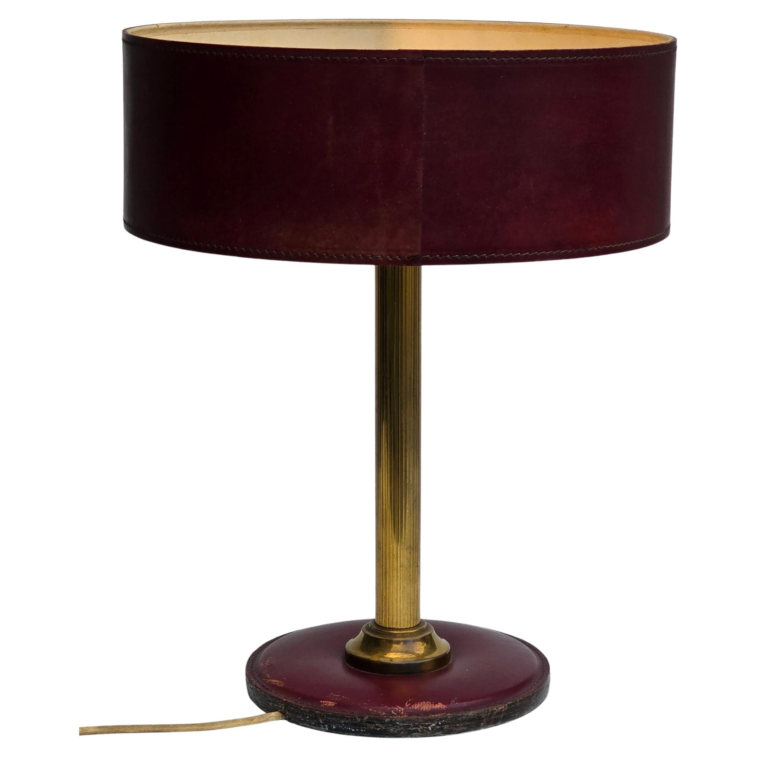 Lámpara de mesa francesa de latón y cuero de mediados de siglo 1950 attr jacques adnet en Bueno estado para la venta en Antwerp, BE