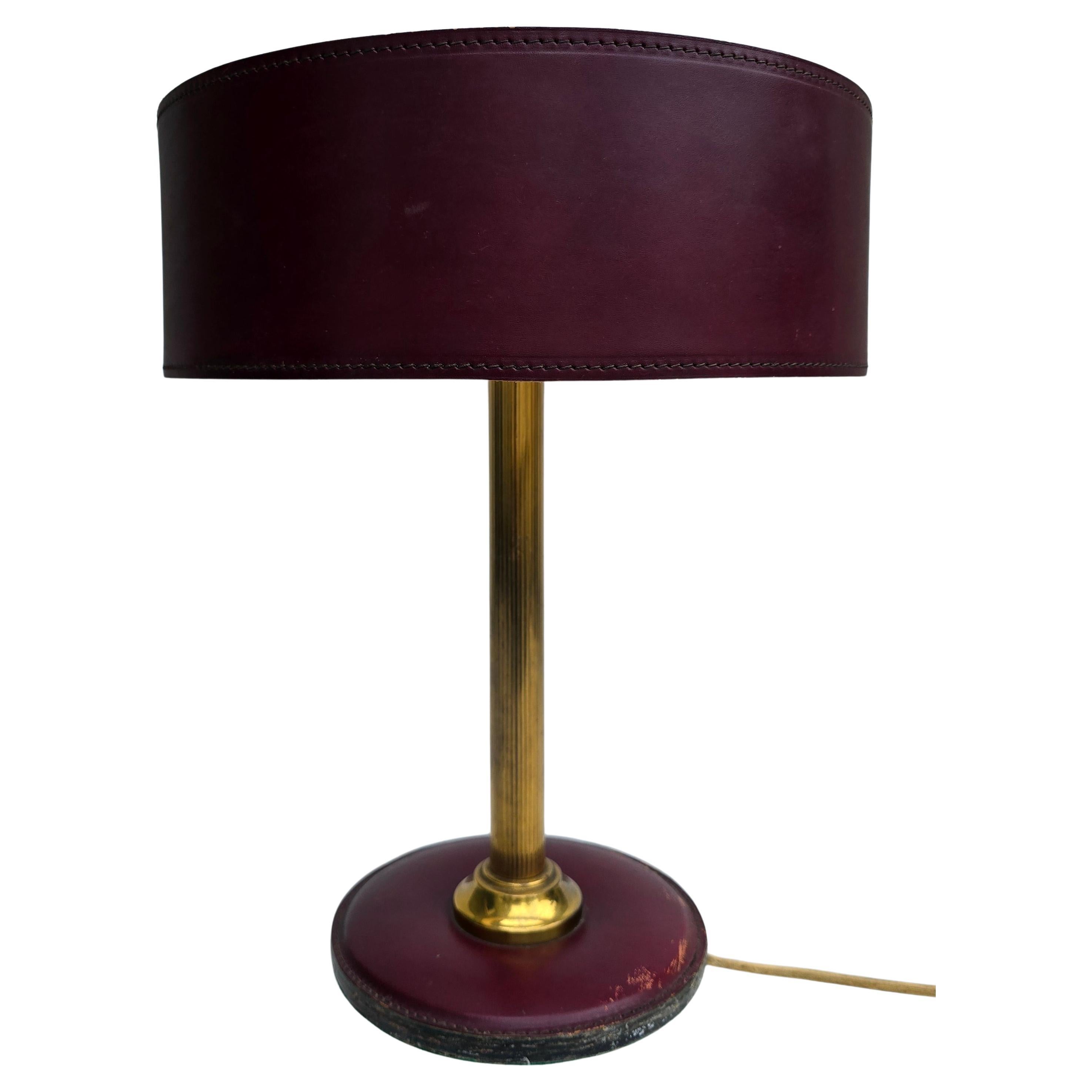 Lámpara de mesa francesa de latón y cuero de mediados de siglo 1950 attr jacques adnet siglo XX en venta