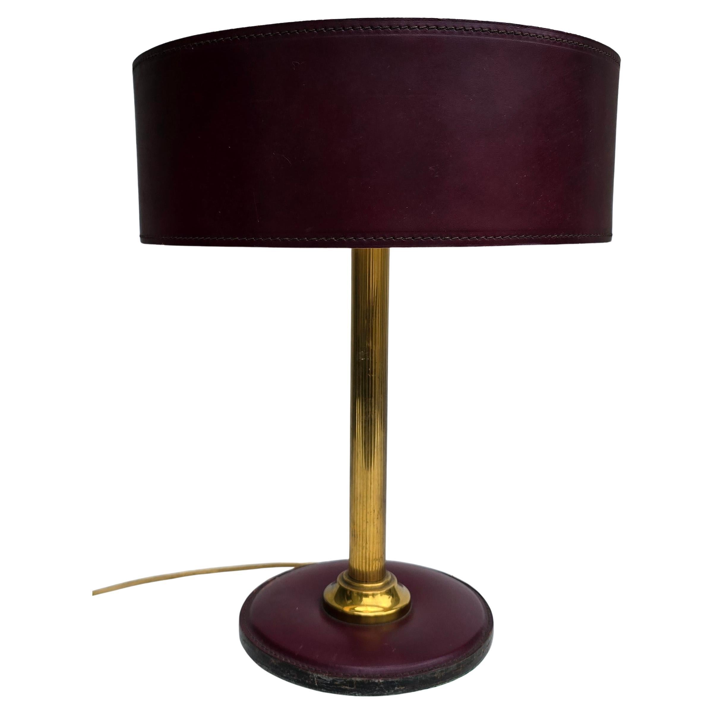 Lámpara de mesa francesa de latón y cuero de mediados de siglo 1950 attr jacques adnet Latón en venta