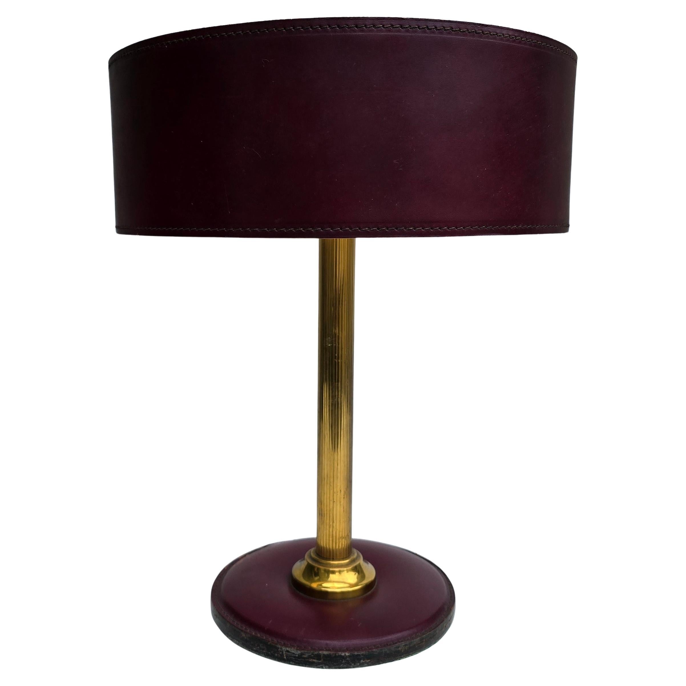 Lámpara de mesa francesa de latón y cuero de mediados de siglo 1950 attr jacques adnet en venta