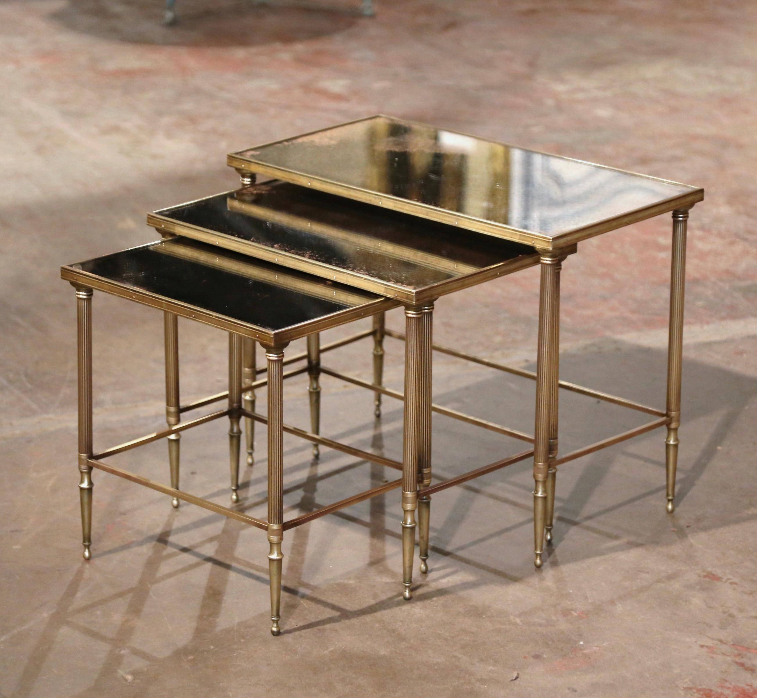 Mid-Century French Brass and Mirrored Glass Nesting Tables Maison Baguès Style In Excellent Condition In Dallas, TX