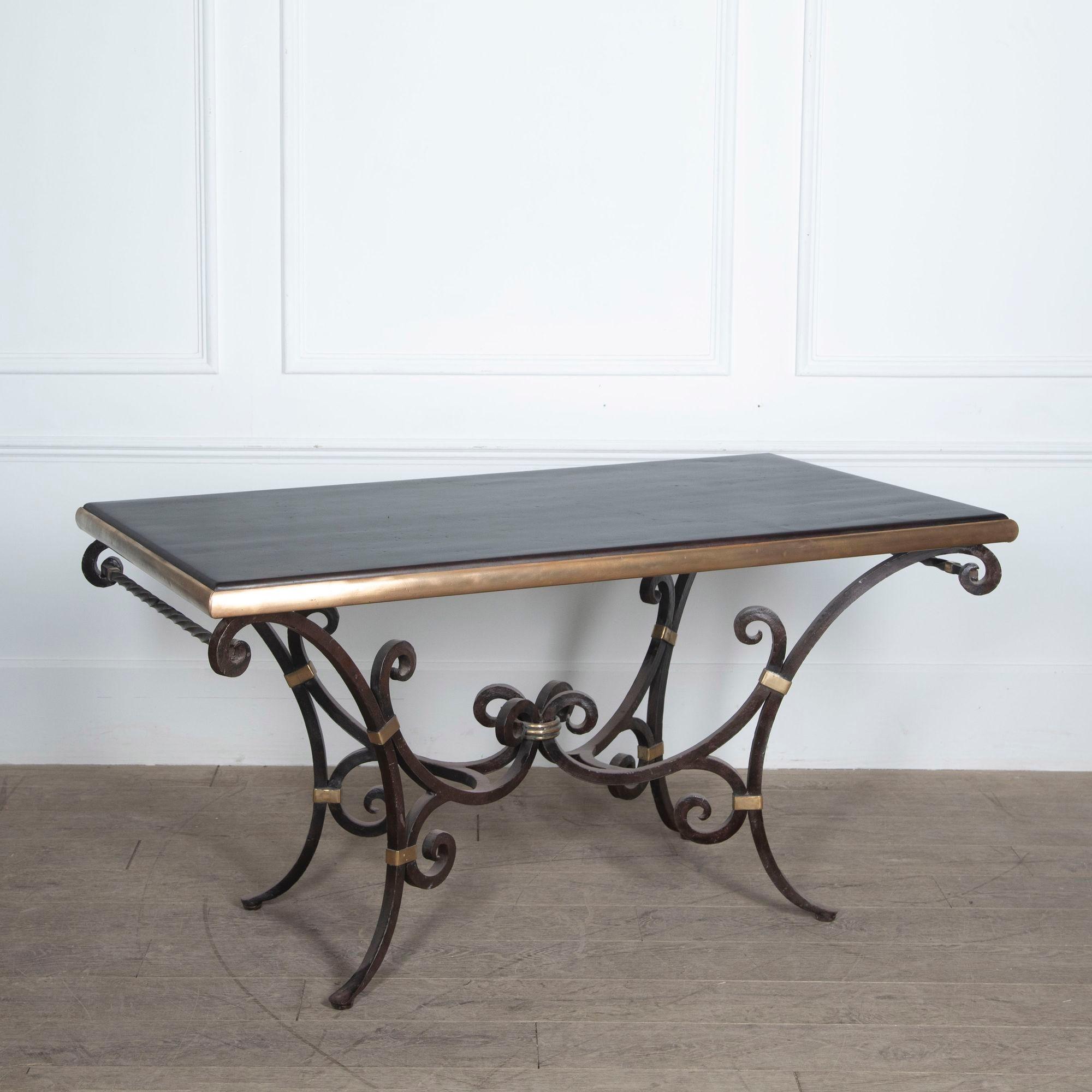 Mid-Century moderno Tavolo francese di metà secolo in ottone e acciaio in vendita