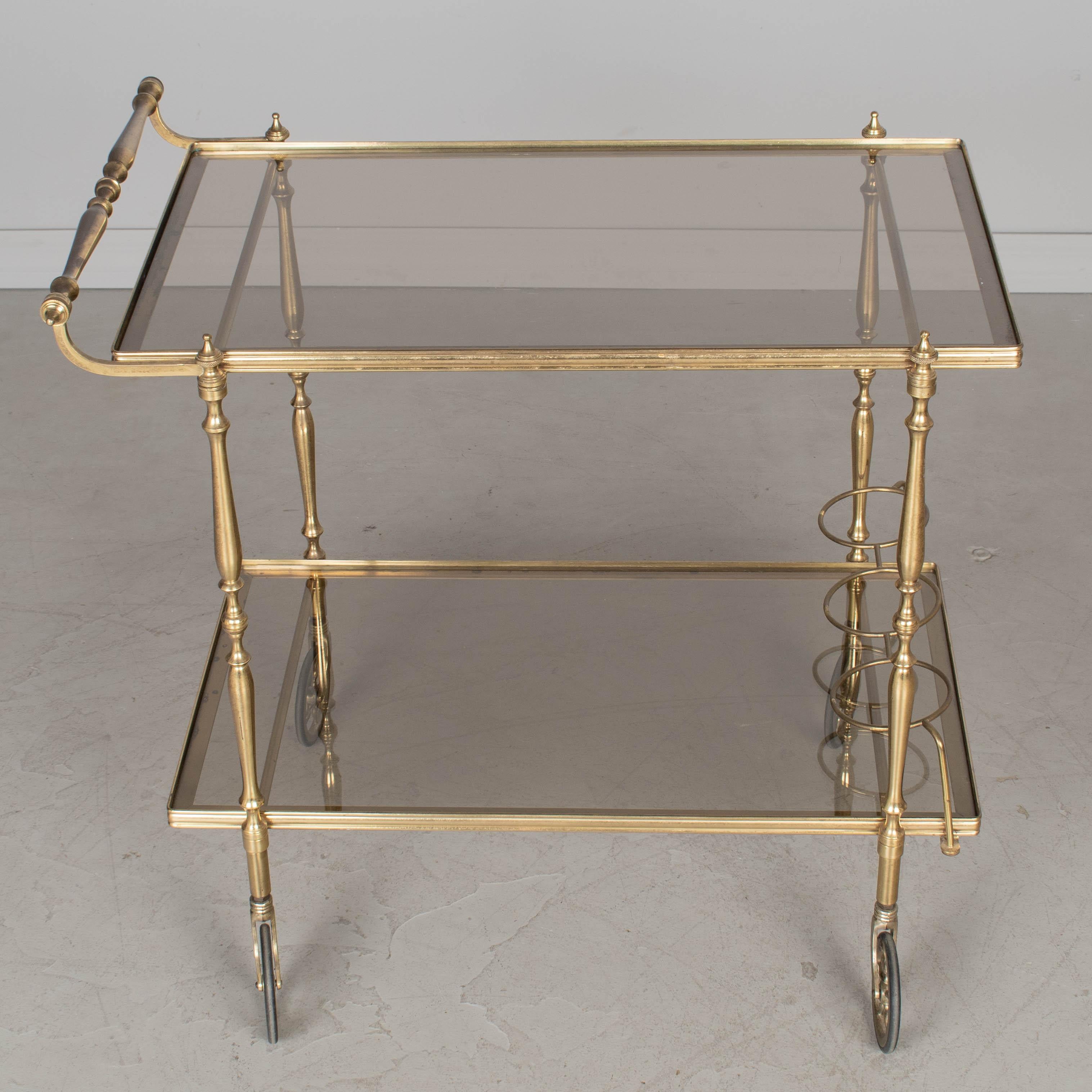 Mid-Century Modern Chariot de bar en laiton du milieu du siècle en vente