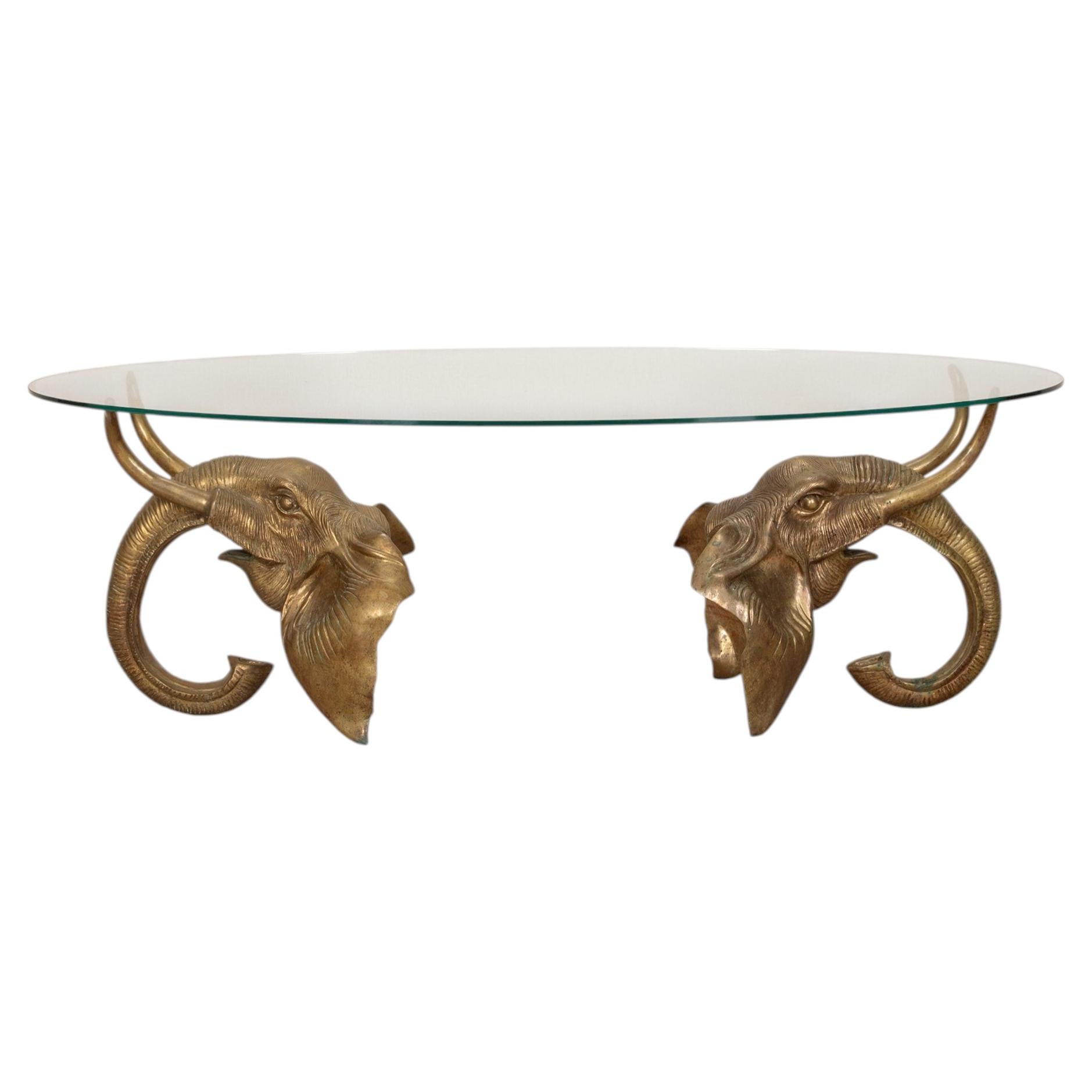 Table basse française du milieu du siècle, en laiton, avec tête d'éléphant en vente