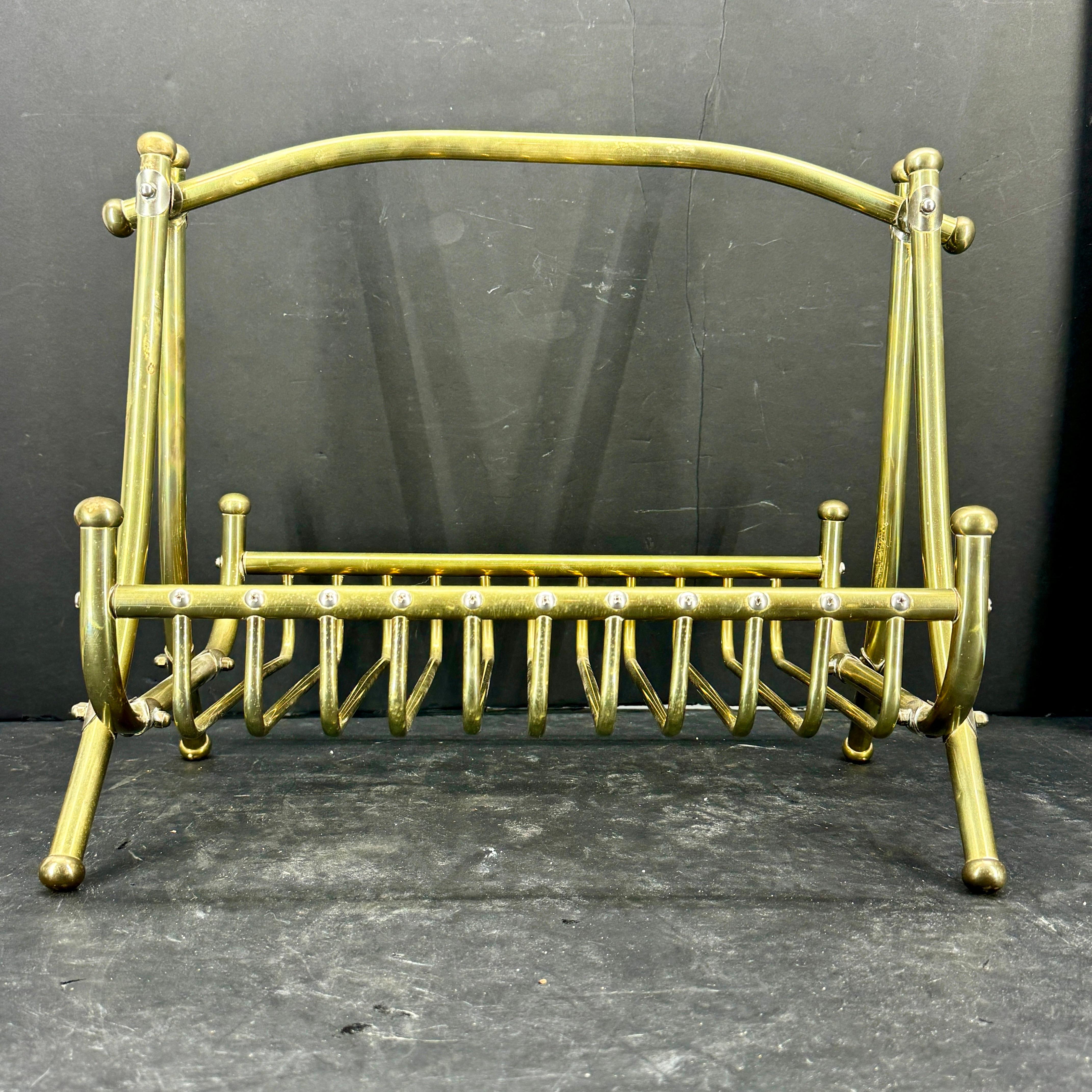 Come si trovava nella campagna francese, questo portalegna o portariviste in ottone è strutturato da una robusta struttura in metallo ed è elegante oltre che funzionale. Questo pezzo è un'aggiunta perfetta a una casa in stile classico moderno.